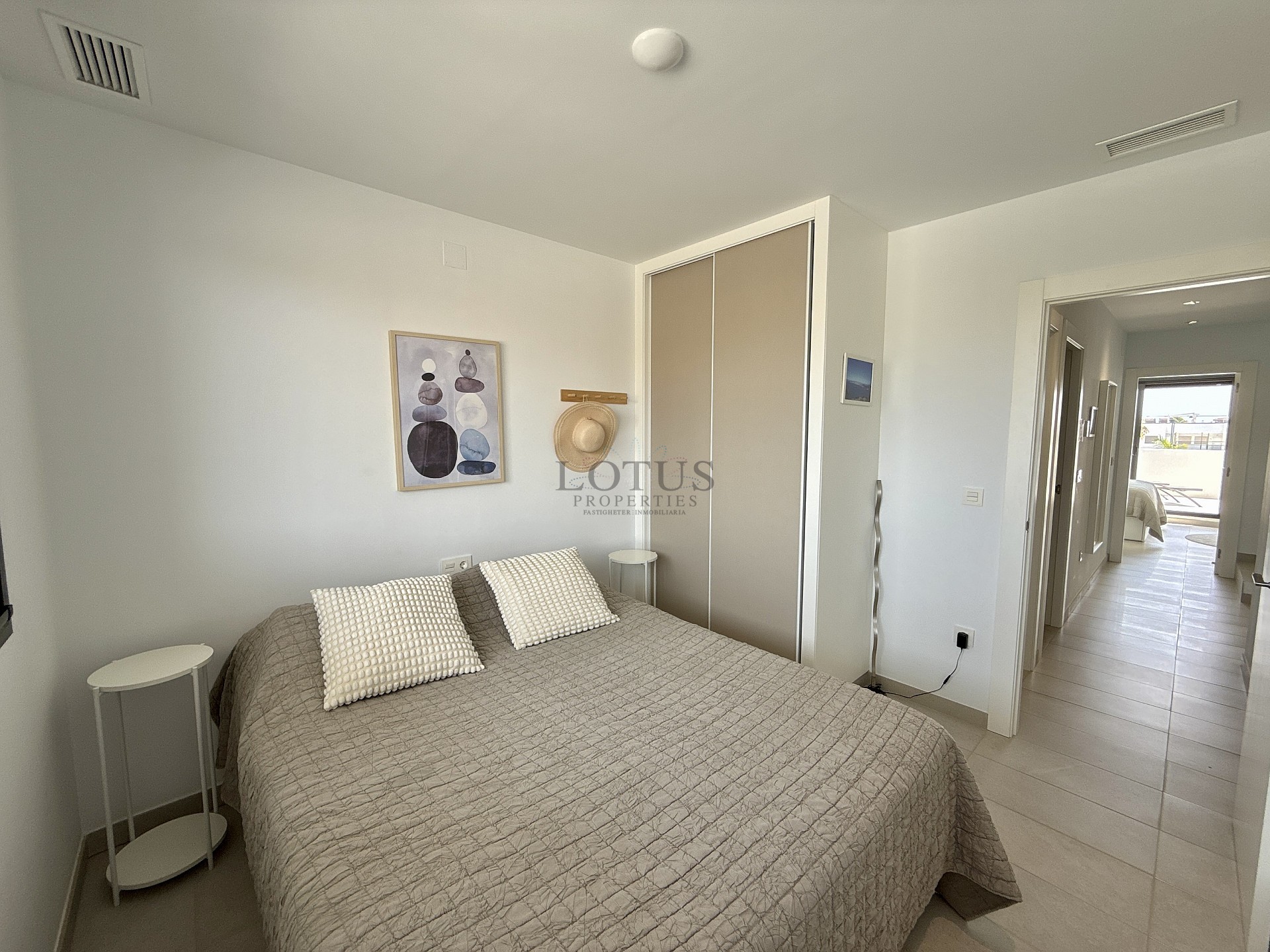 EXCLUSIVO ÁTICO DE 3 DORMITORIOS CON AMPLIA TERRAZA Y VISTAS AL MAR - Lotus Properties