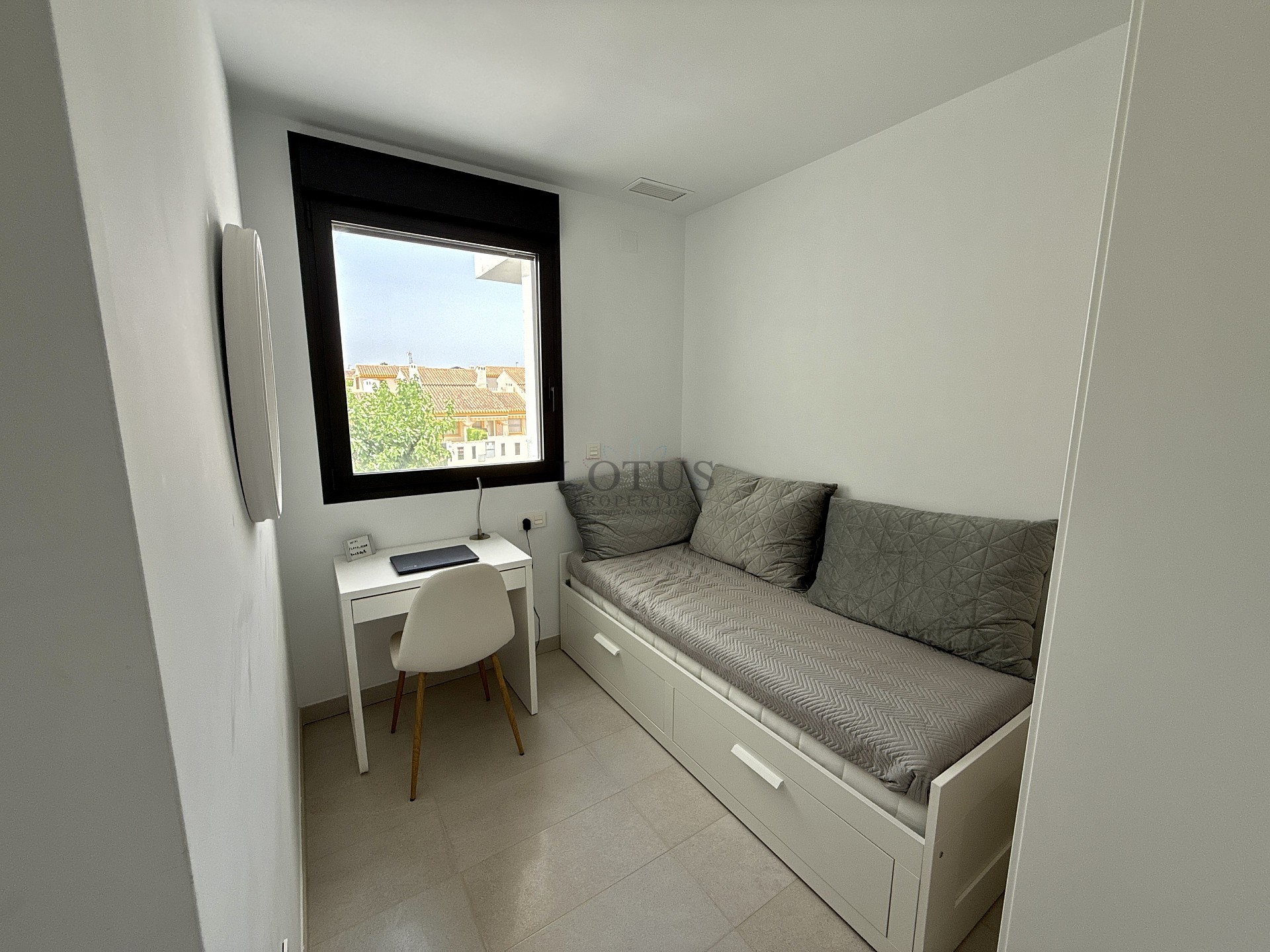 EXCLUSIVO ÁTICO DE 3 DORMITORIOS CON AMPLIA TERRAZA Y VISTAS AL MAR - Lotus Properties