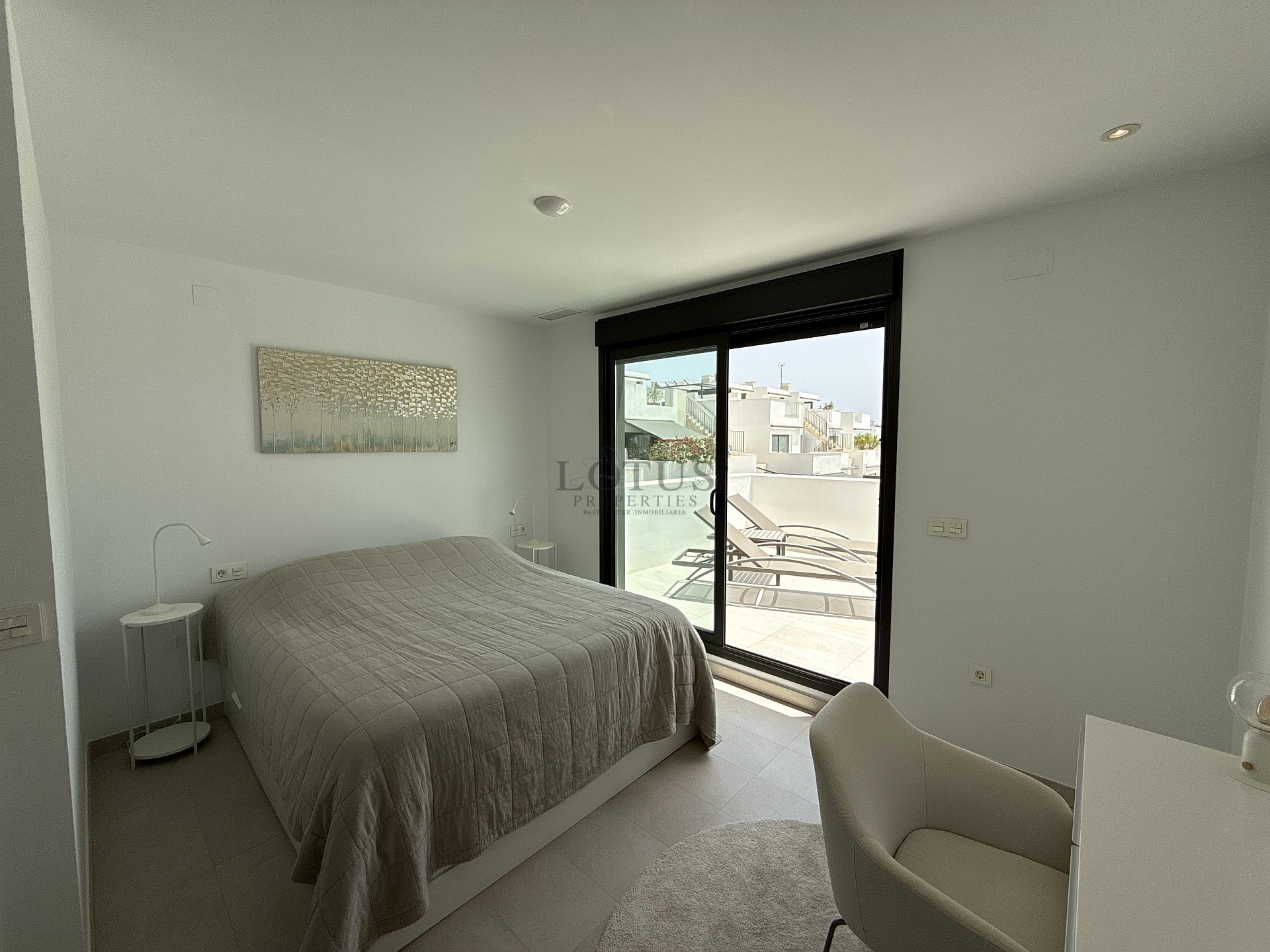 EXCLUSIVO ÁTICO DE 3 DORMITORIOS CON AMPLIA TERRAZA Y VISTAS AL MAR - Lotus Properties