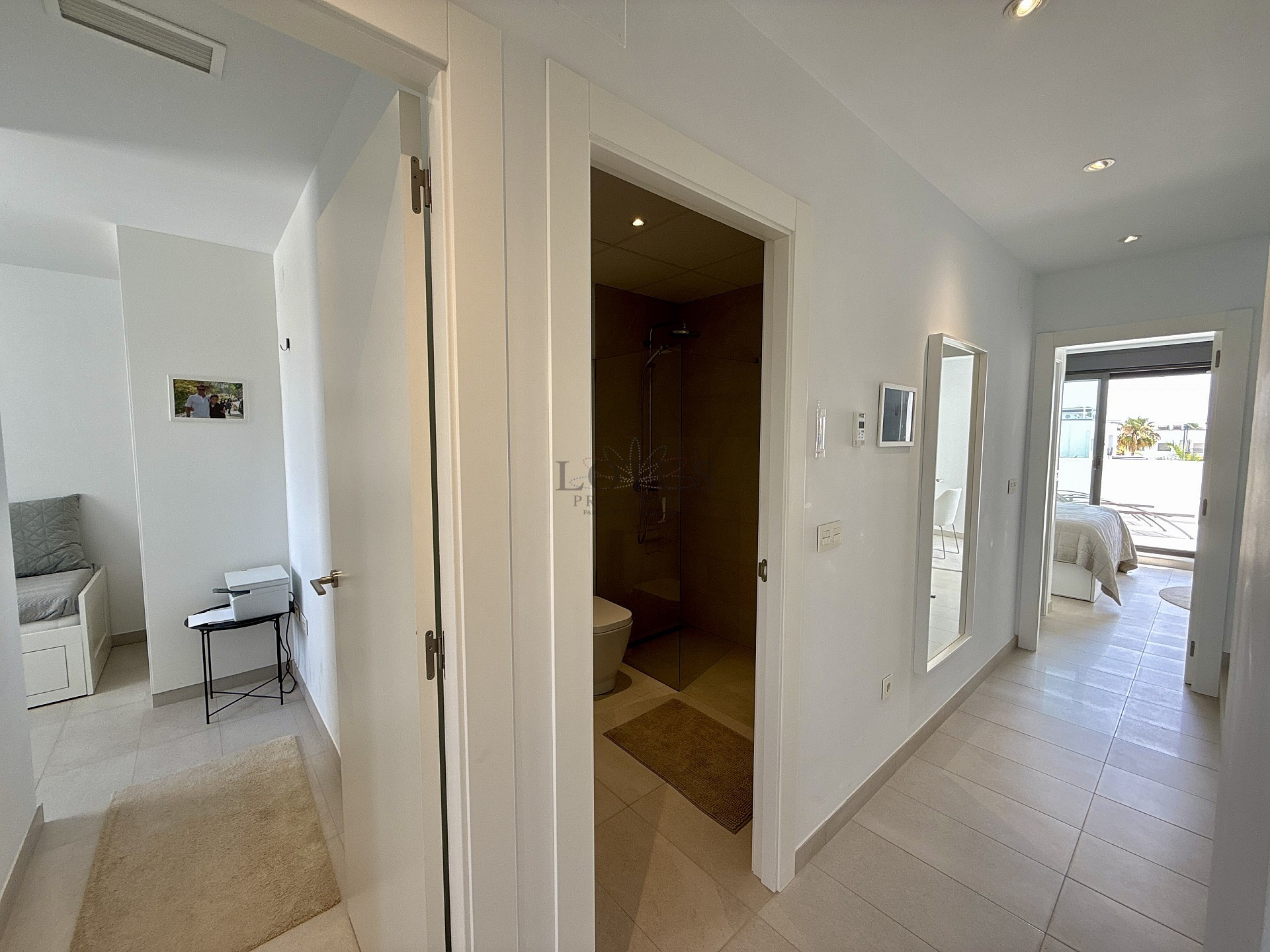 EXCLUSIVO ÁTICO DE 3 DORMITORIOS CON AMPLIA TERRAZA Y VISTAS AL MAR - Lotus Properties