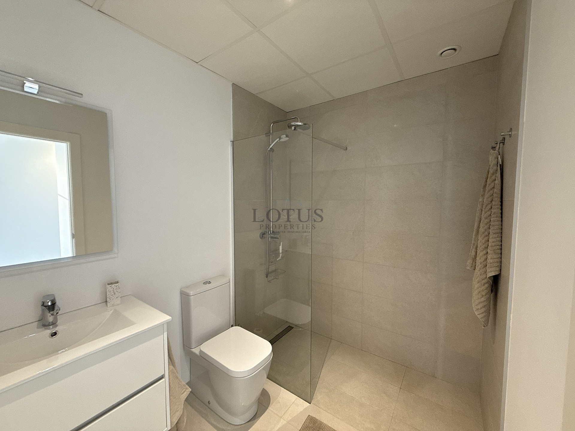 EXCLUSIVO ÁTICO DE 3 DORMITORIOS CON AMPLIA TERRAZA Y VISTAS AL MAR - Lotus Properties