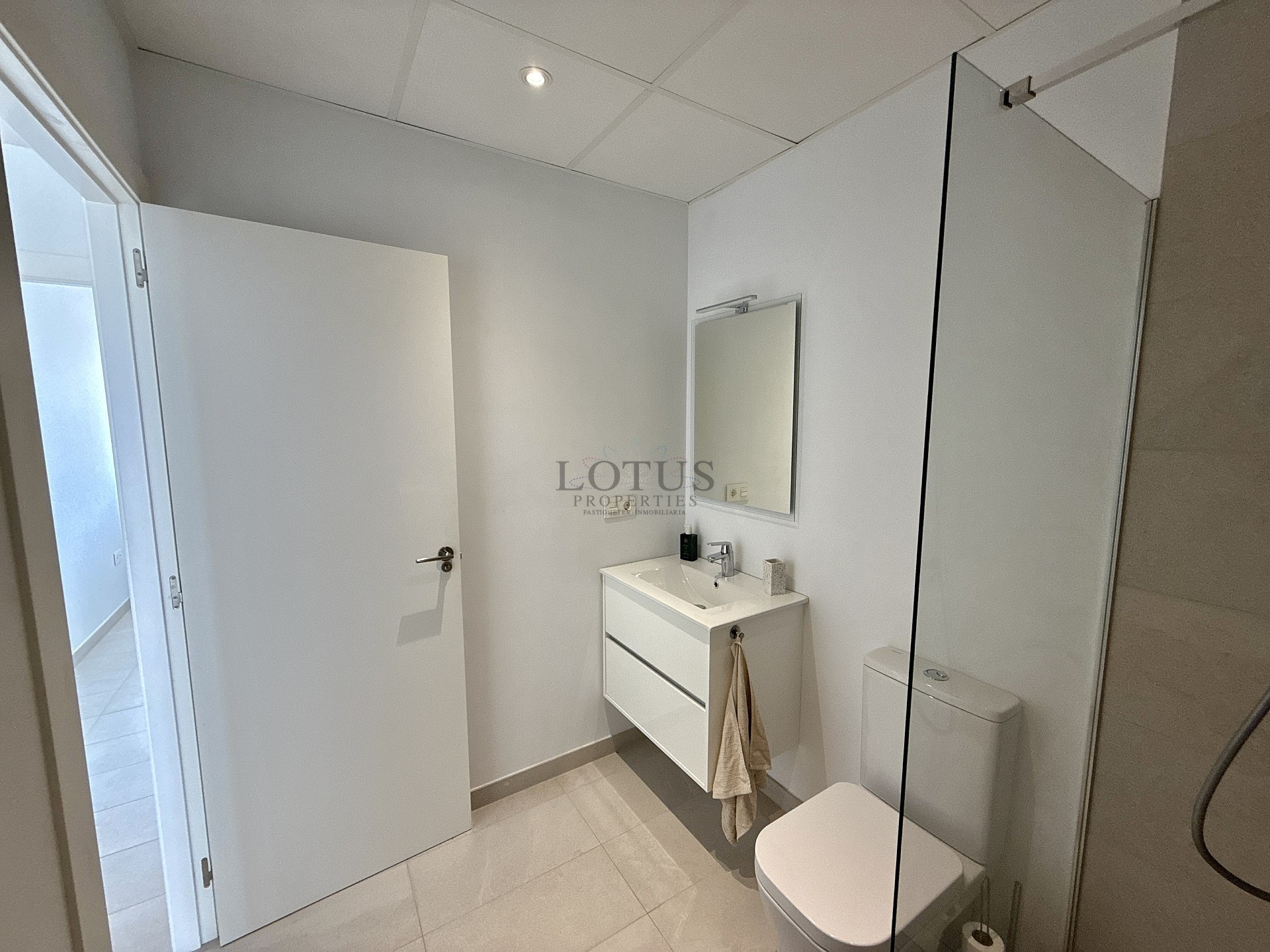 EXCLUSIVO ÁTICO DE 3 DORMITORIOS CON AMPLIA TERRAZA Y VISTAS AL MAR - Lotus Properties