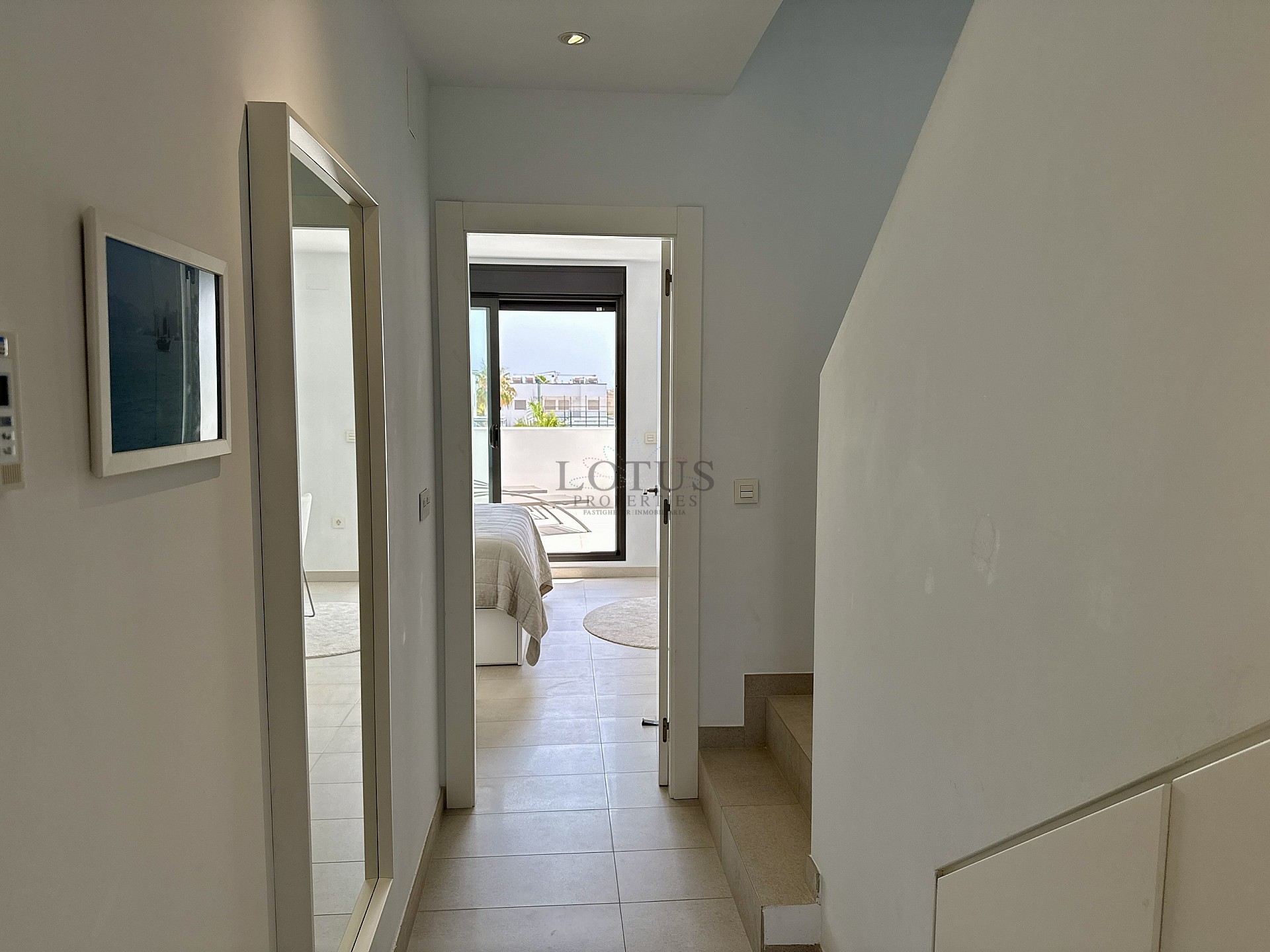 EXCLUSIVO ÁTICO DE 3 DORMITORIOS CON AMPLIA TERRAZA Y VISTAS AL MAR - Lotus Properties