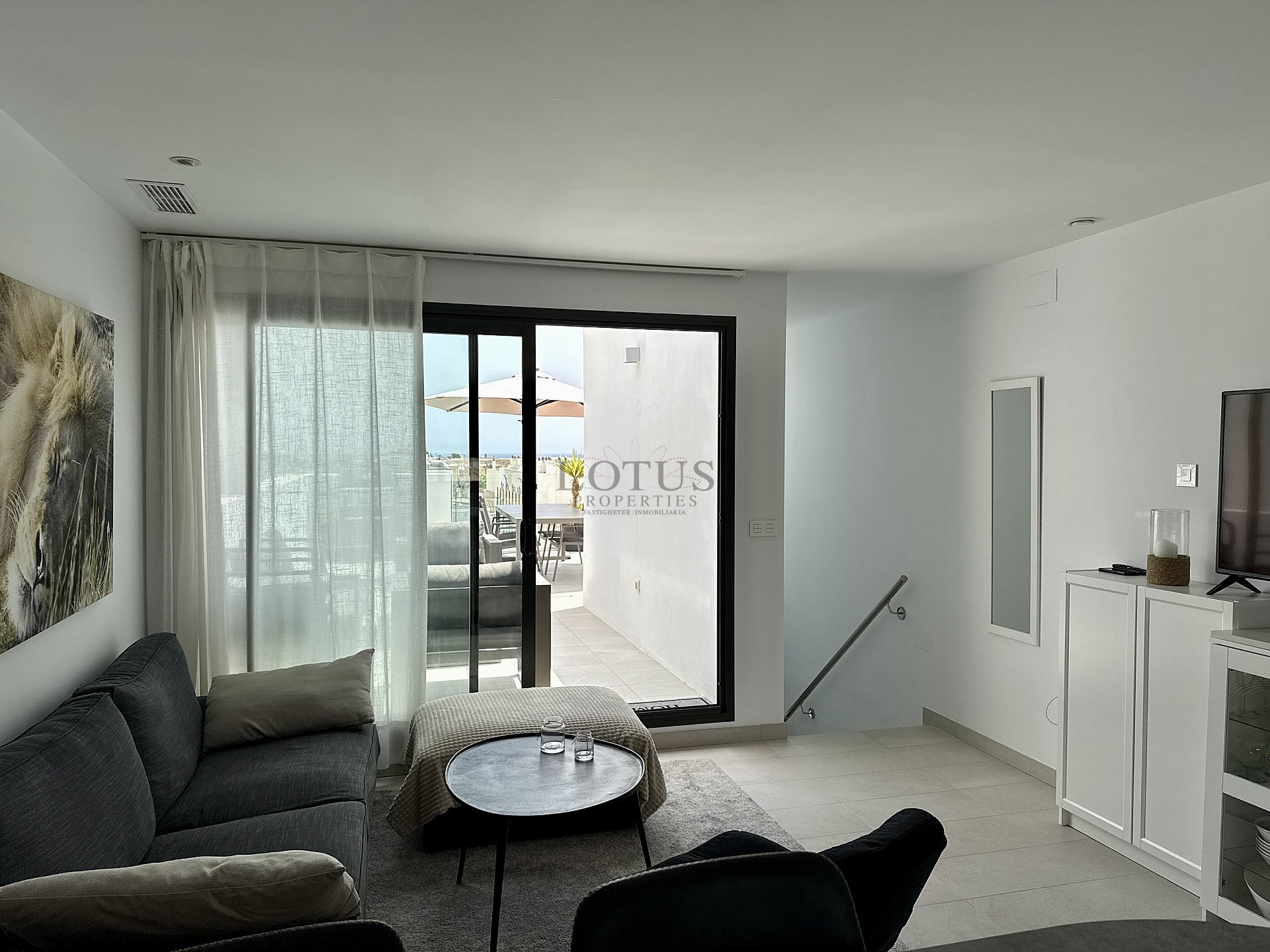EXCLUSIVO ÁTICO DE 3 DORMITORIOS CON AMPLIA TERRAZA Y VISTAS AL MAR - Lotus Properties
