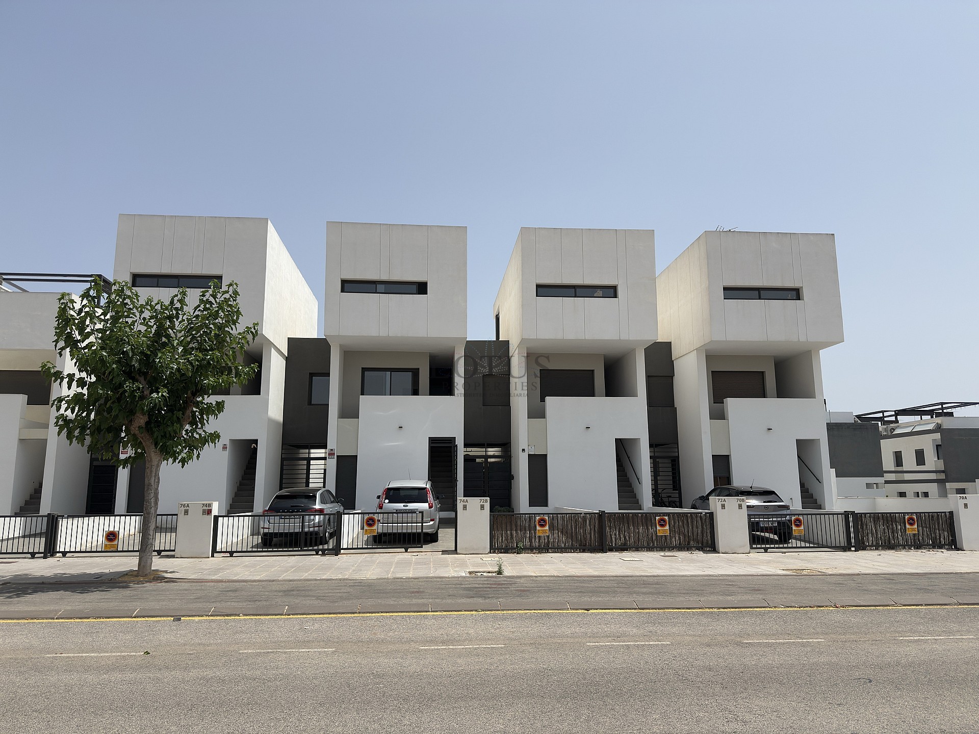 EXCLUSIVO ÁTICO DE 3 DORMITORIOS CON AMPLIA TERRAZA Y VISTAS AL MAR - Lotus Properties