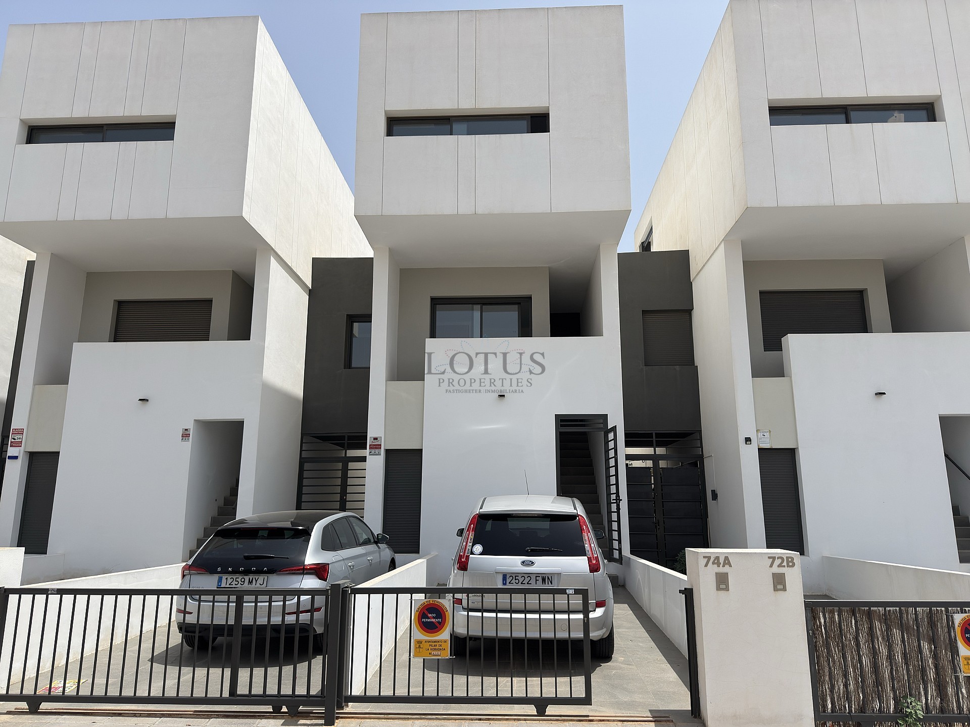 EXCLUSIVO ÁTICO DE 3 DORMITORIOS CON AMPLIA TERRAZA Y VISTAS AL MAR - Lotus Properties