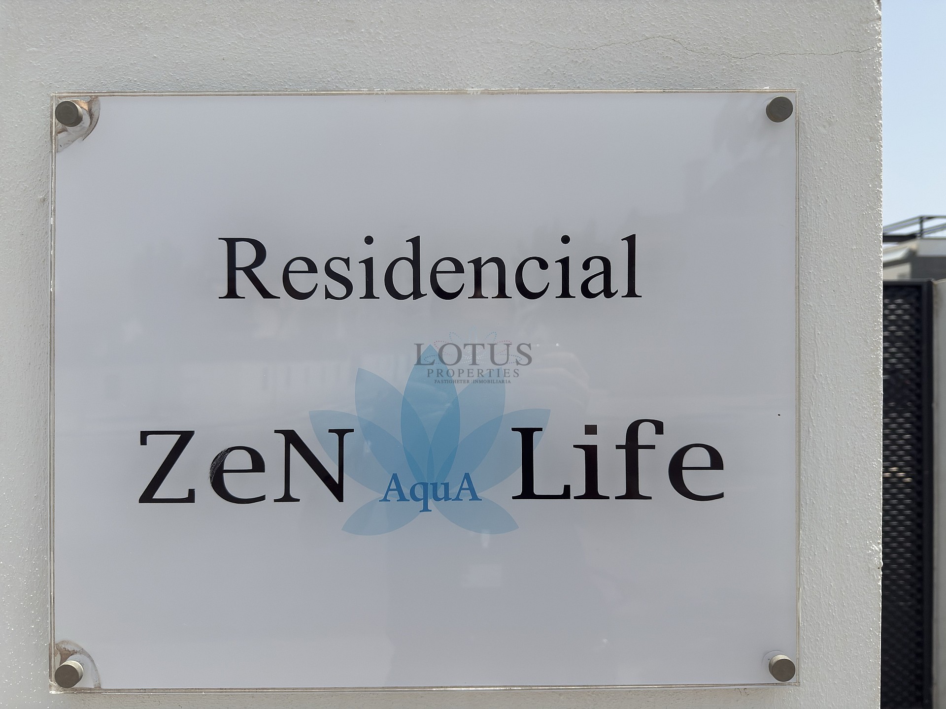 EXCLUSIVO ÁTICO DE 3 DORMITORIOS CON AMPLIA TERRAZA Y VISTAS AL MAR - Lotus Properties