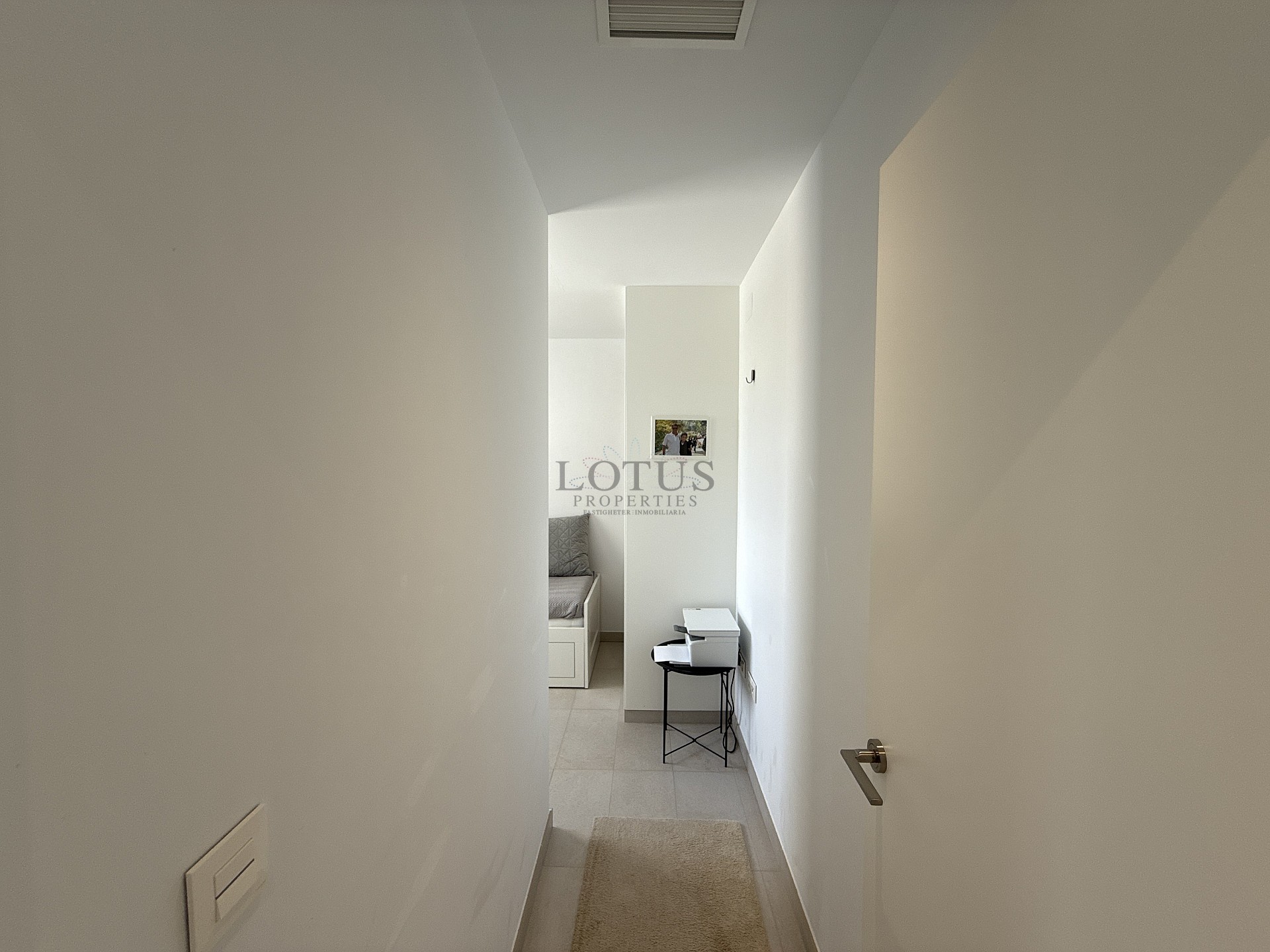 EXCLUSIVO ÁTICO DE 3 DORMITORIOS CON AMPLIA TERRAZA Y VISTAS AL MAR - Lotus Properties