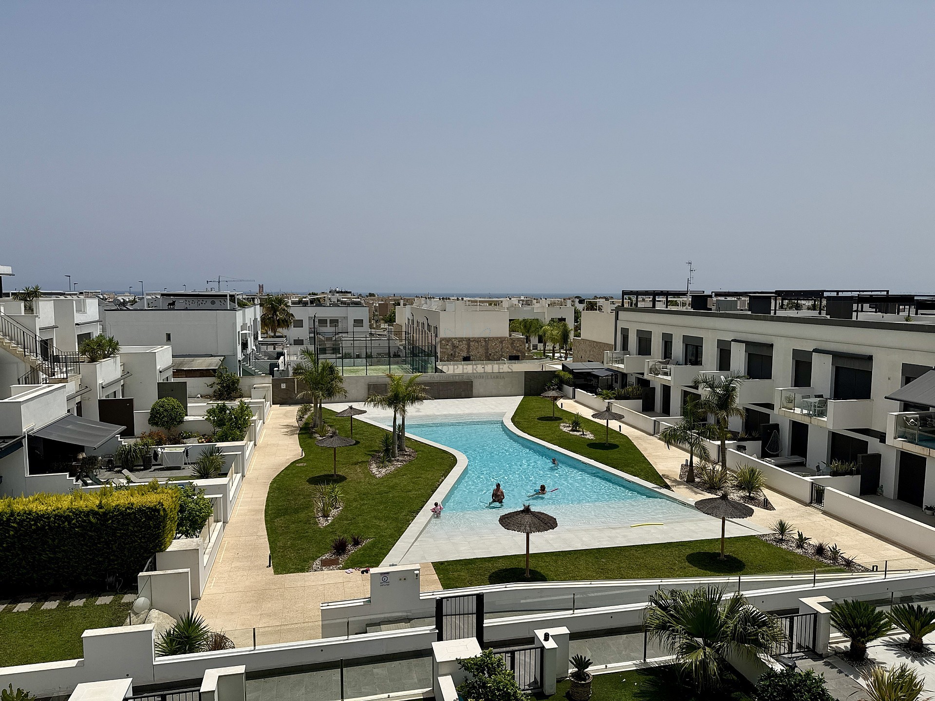 EXCLUSIVO ÁTICO DE 3 DORMITORIOS CON AMPLIA TERRAZA Y VISTAS AL MAR - Lotus Properties