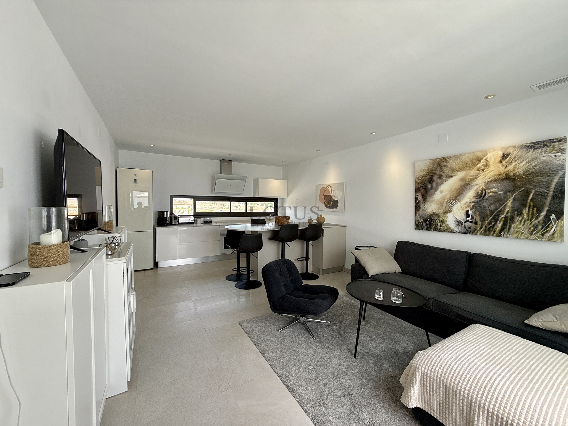 EXCLUSIVO ÁTICO DE 3 DORMITORIOS CON AMPLIA TERRAZA Y VISTAS AL MAR - Lotus Properties