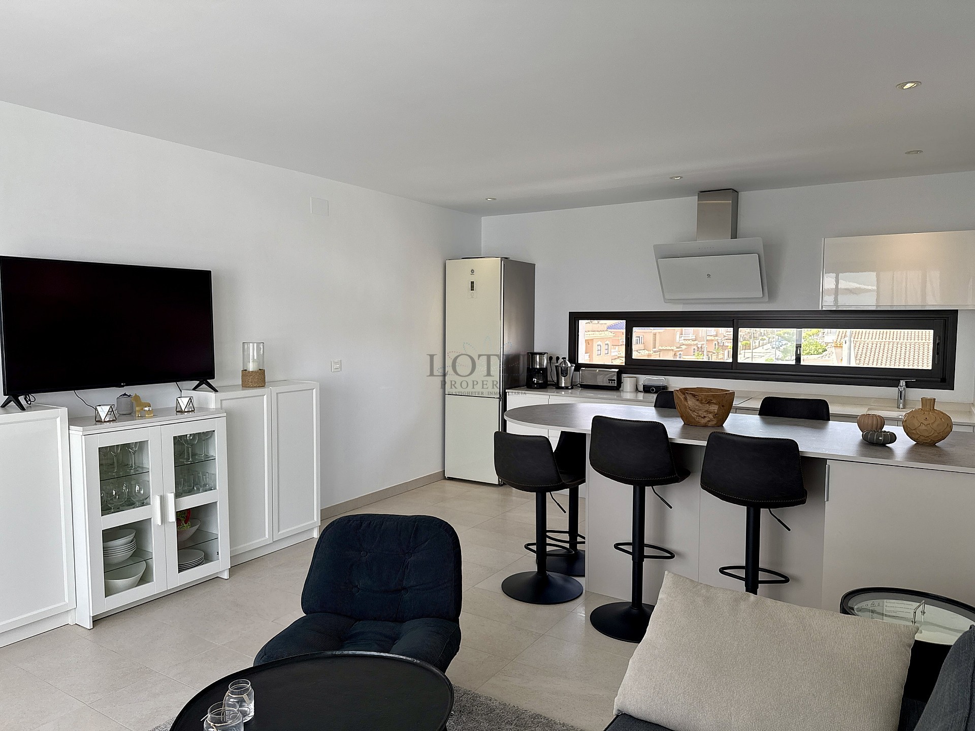 EXCLUSIVO ÁTICO DE 3 DORMITORIOS CON AMPLIA TERRAZA Y VISTAS AL MAR - Lotus Properties