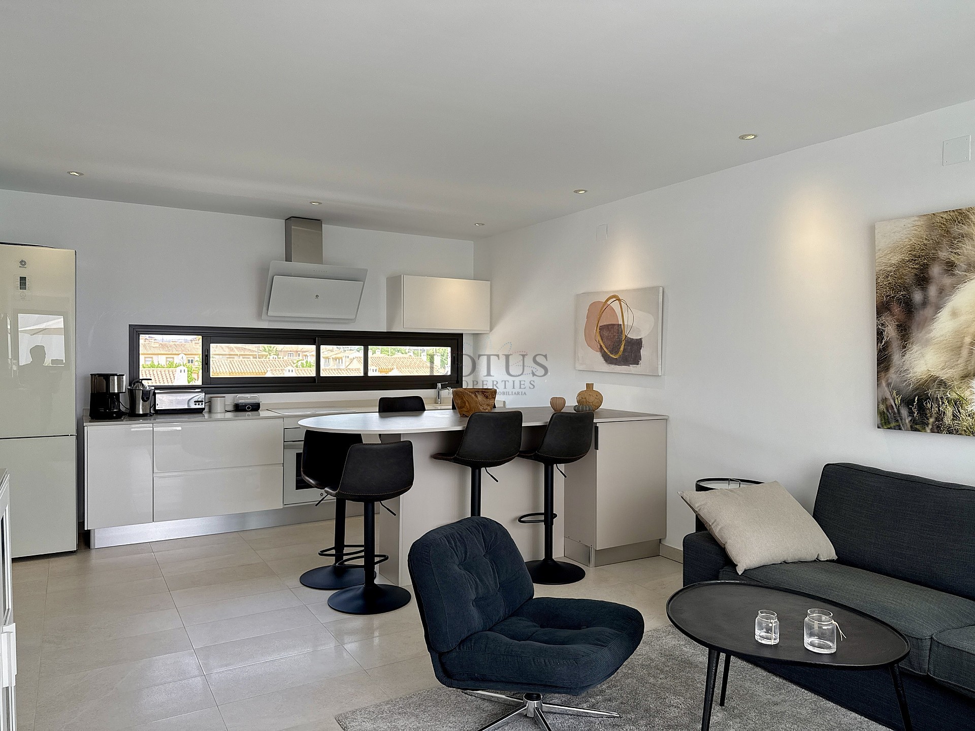 EXCLUSIVO ÁTICO DE 3 DORMITORIOS CON AMPLIA TERRAZA Y VISTAS AL MAR - Lotus Properties