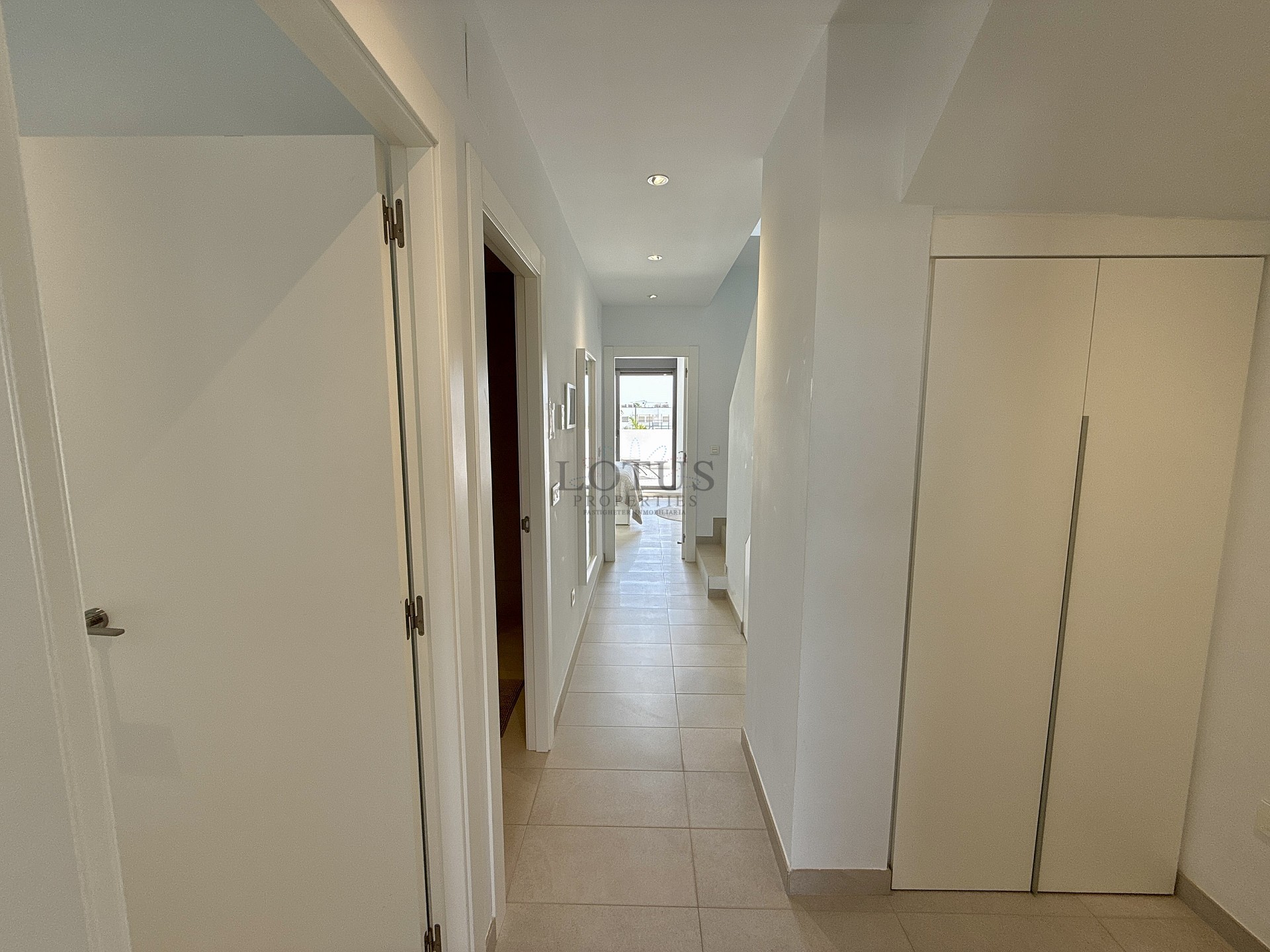 EXCLUSIVO ÁTICO DE 3 DORMITORIOS CON AMPLIA TERRAZA Y VISTAS AL MAR - Lotus Properties