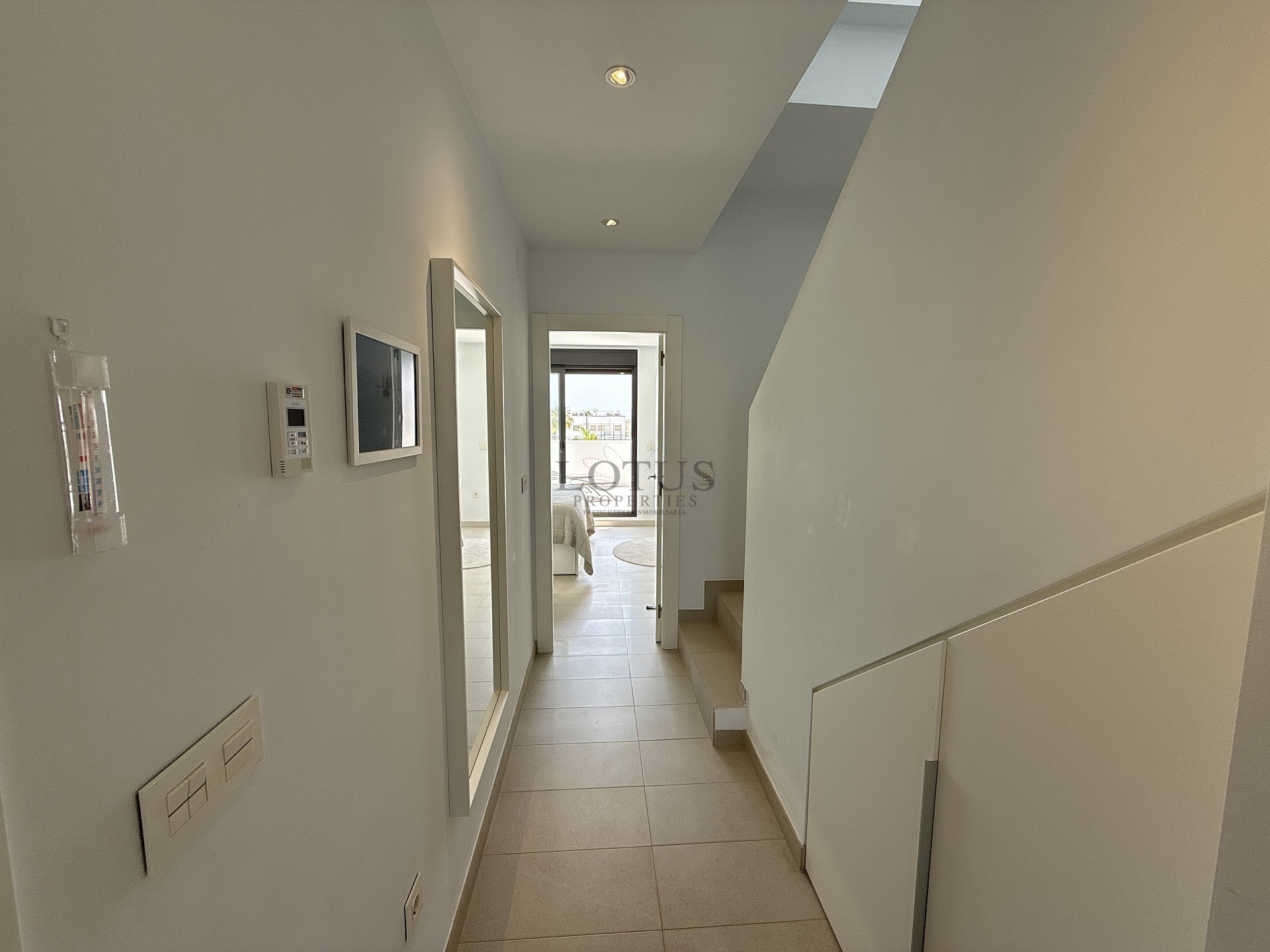 EXCLUSIVO ÁTICO DE 3 DORMITORIOS CON AMPLIA TERRAZA Y VISTAS AL MAR - Lotus Properties