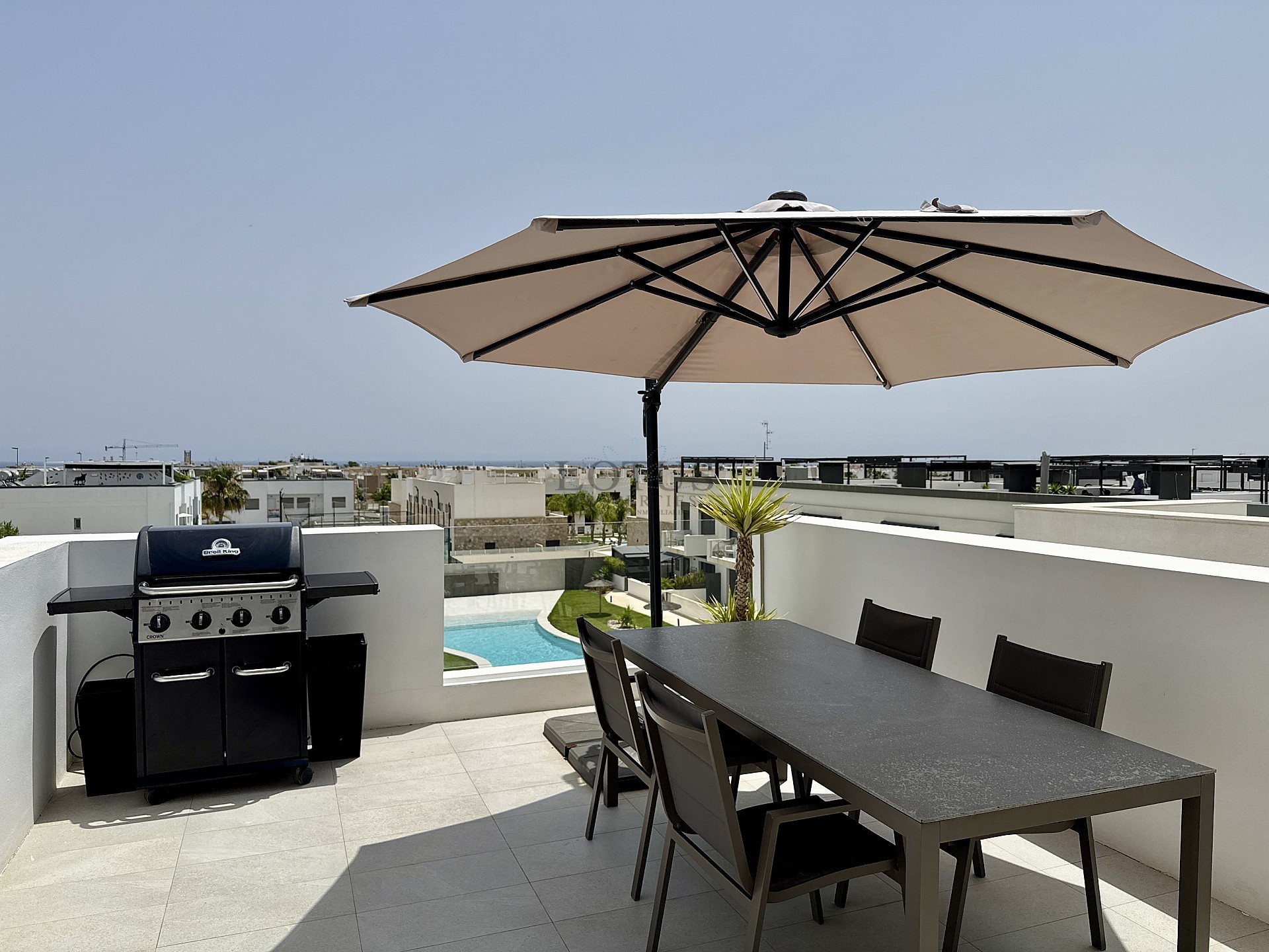 EXCLUSIVO ÁTICO DE 3 DORMITORIOS CON AMPLIA TERRAZA Y VISTAS AL MAR - Lotus Properties