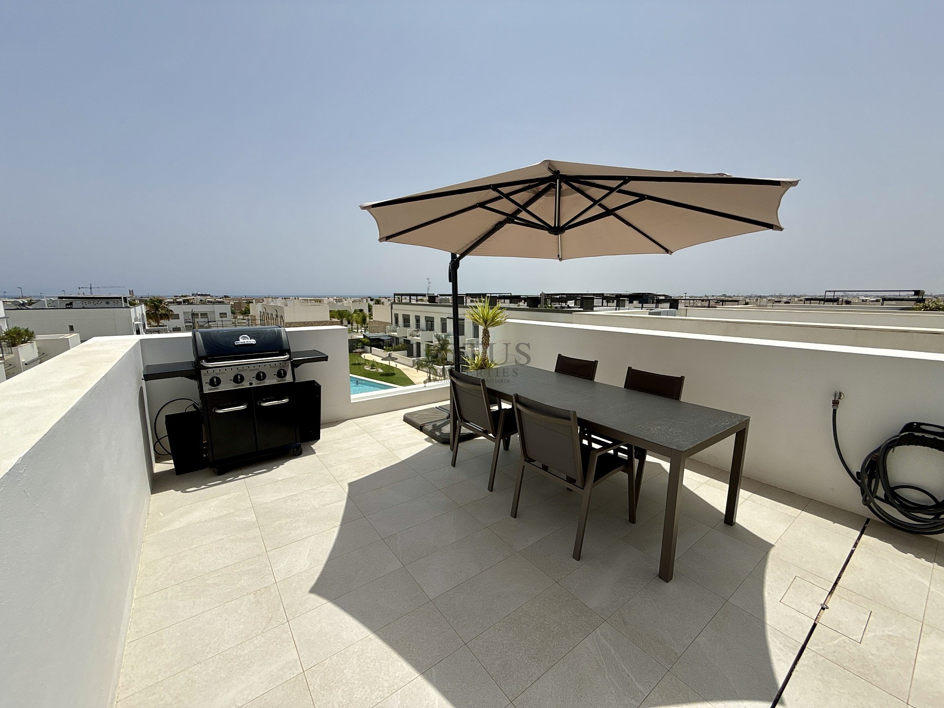 EXCLUSIVO ÁTICO DE 3 DORMITORIOS CON AMPLIA TERRAZA Y VISTAS AL MAR - Lotus Properties