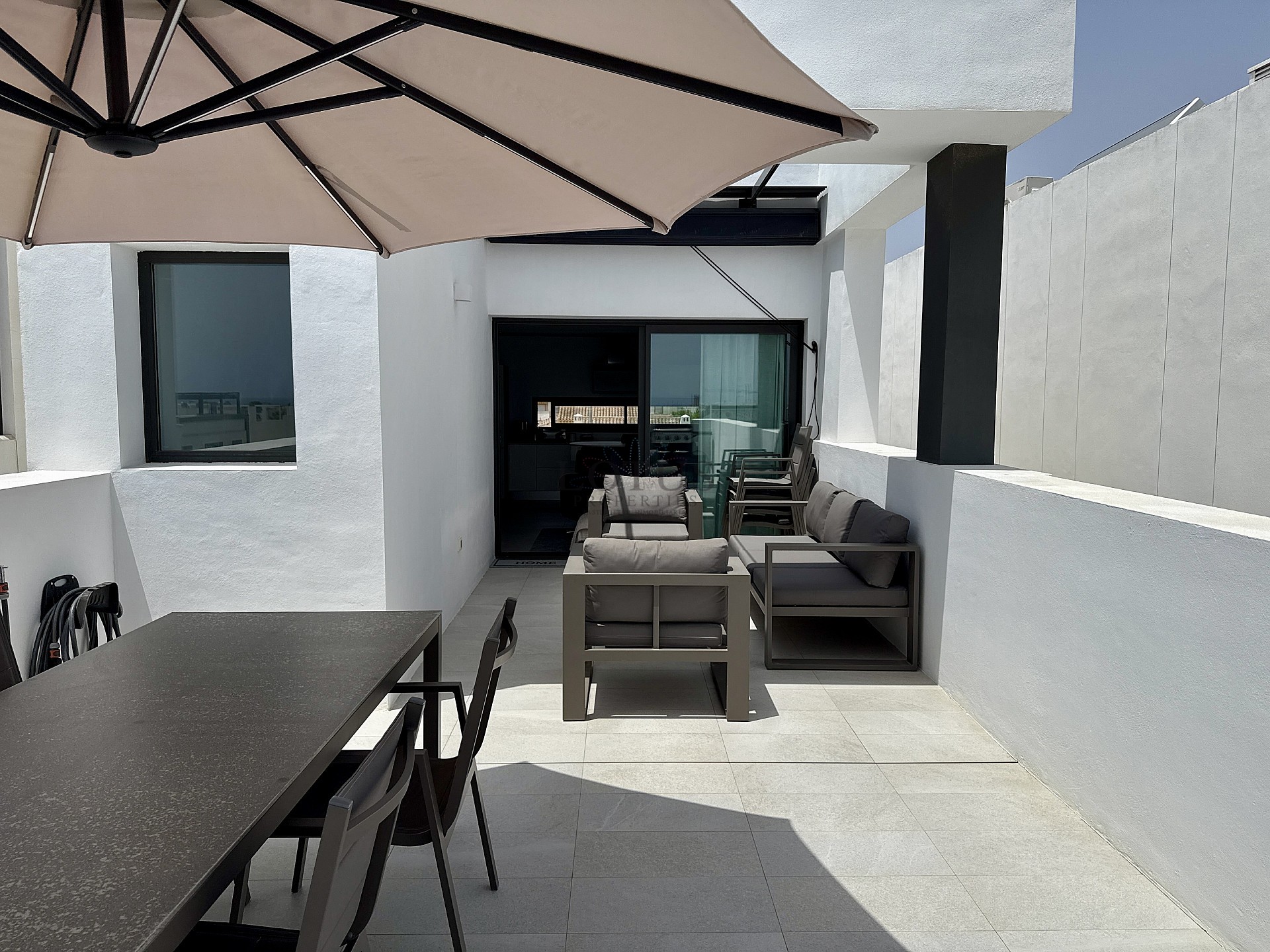 EXCLUSIVO ÁTICO DE 3 DORMITORIOS CON AMPLIA TERRAZA Y VISTAS AL MAR - Lotus Properties