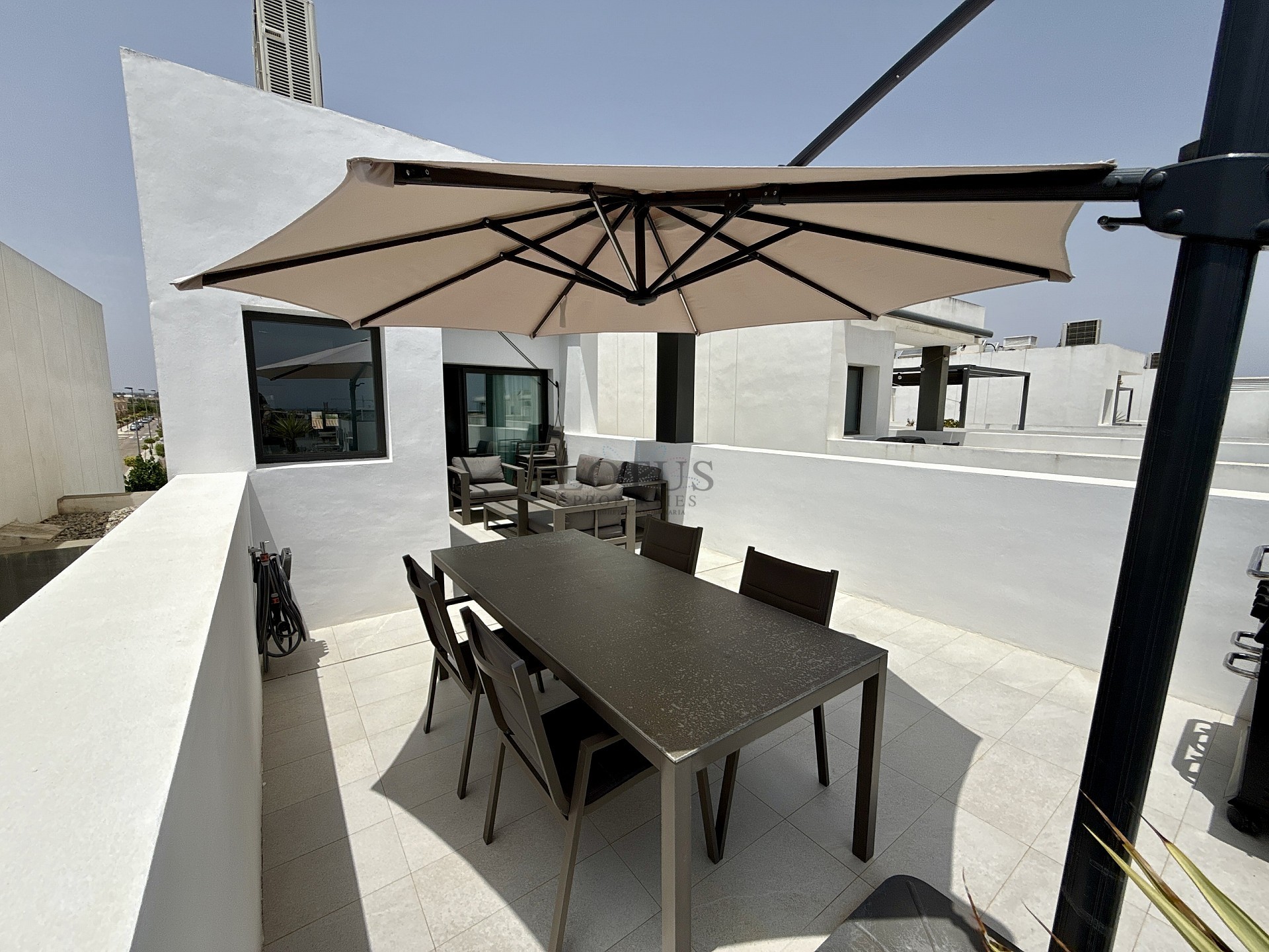 EXCLUSIVO ÁTICO DE 3 DORMITORIOS CON AMPLIA TERRAZA Y VISTAS AL MAR - Lotus Properties