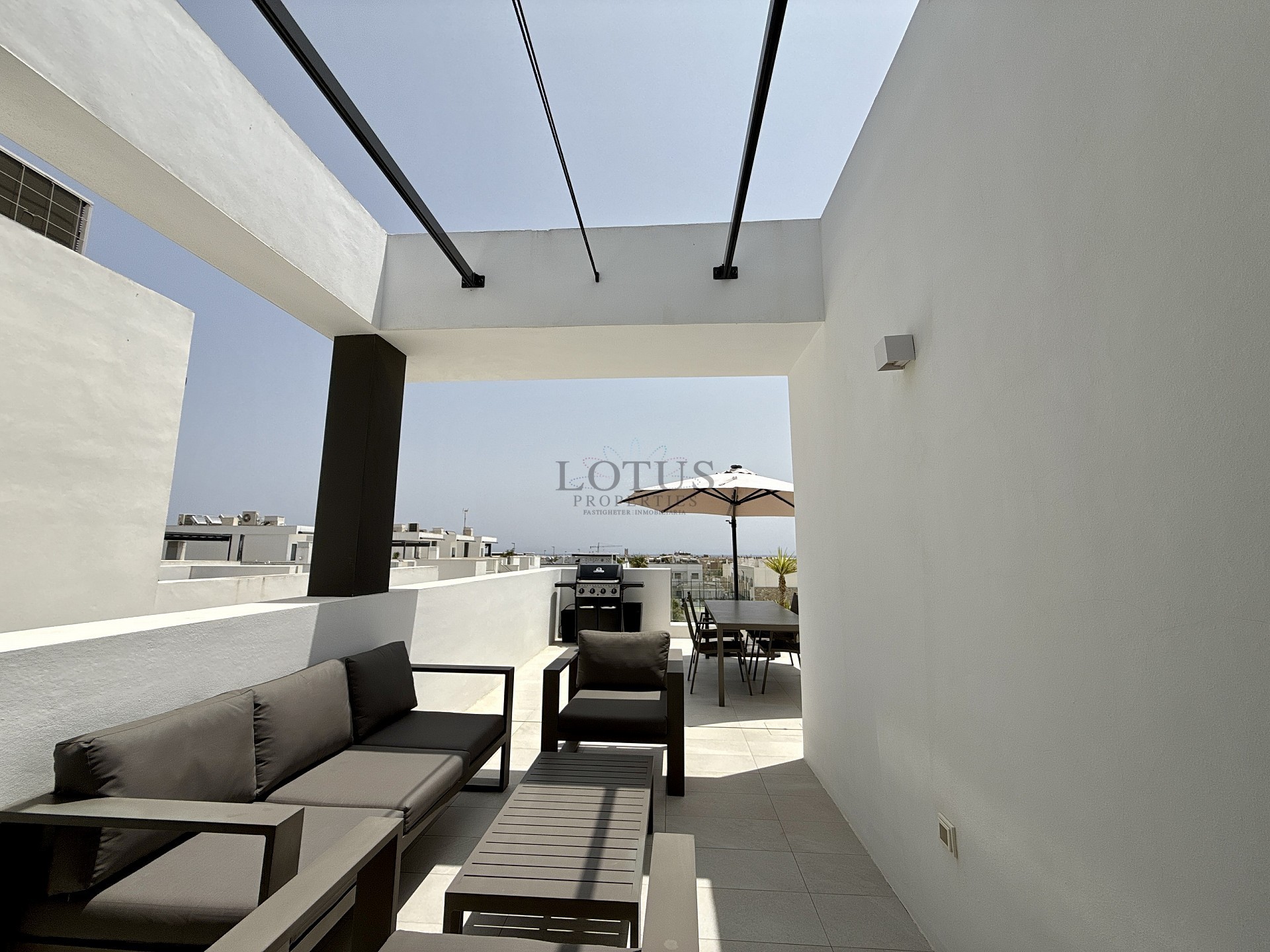 EXCLUSIVO ÁTICO DE 3 DORMITORIOS CON AMPLIA TERRAZA Y VISTAS AL MAR - Lotus Properties