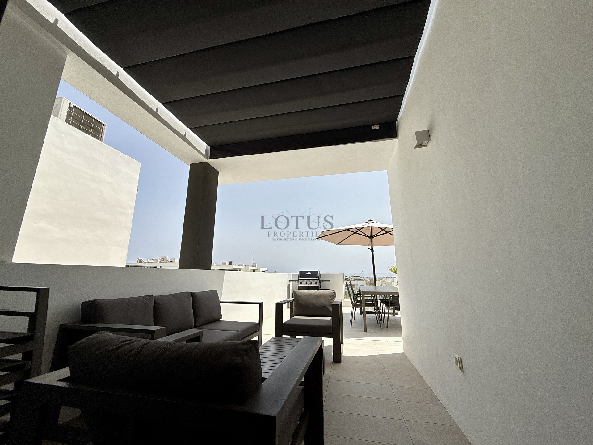 EXCLUSIVO ÁTICO DE 3 DORMITORIOS CON AMPLIA TERRAZA Y VISTAS AL MAR - Lotus Properties