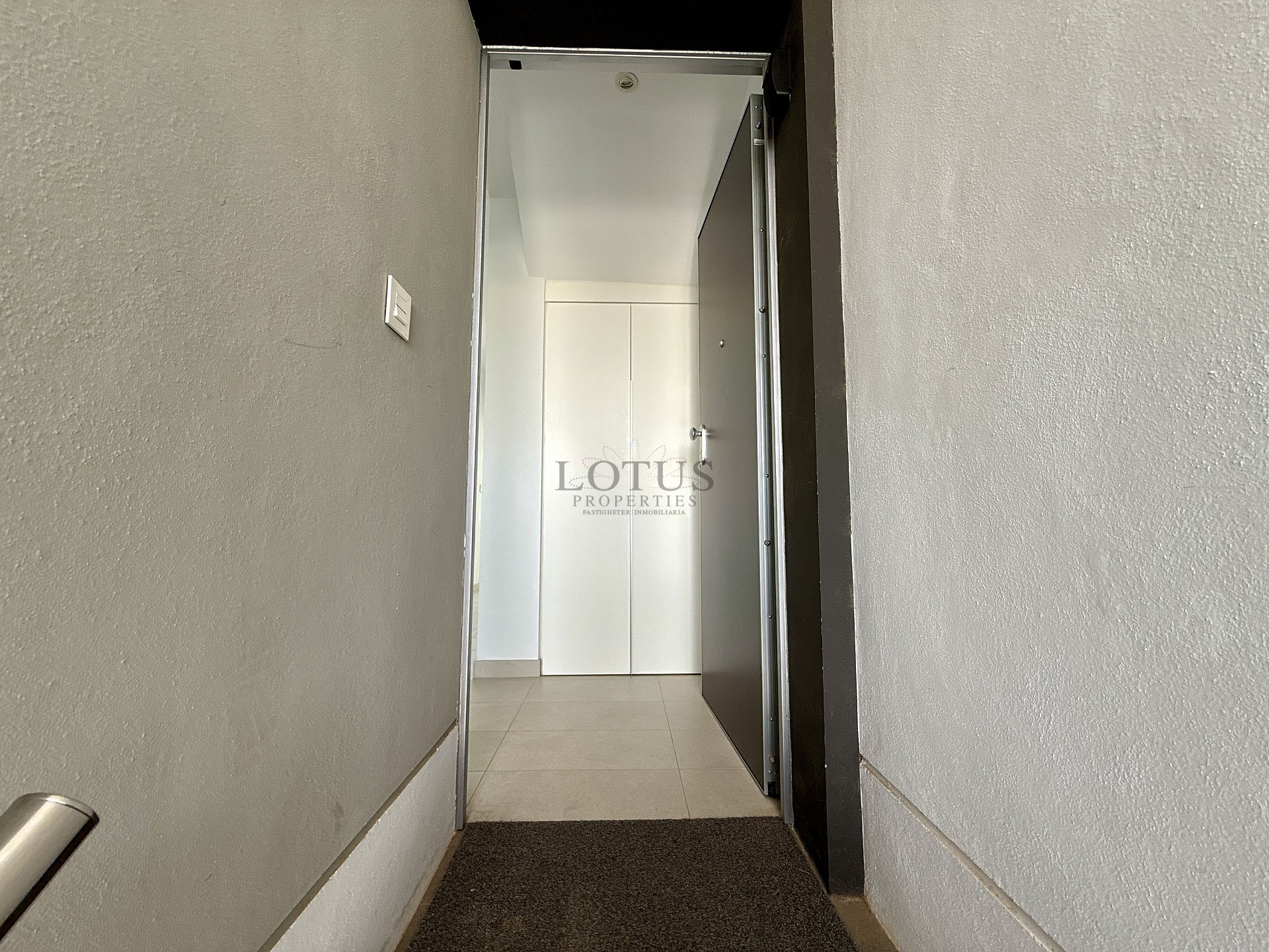 EXCLUSIVO ÁTICO DE 3 DORMITORIOS CON AMPLIA TERRAZA Y VISTAS AL MAR - Lotus Properties