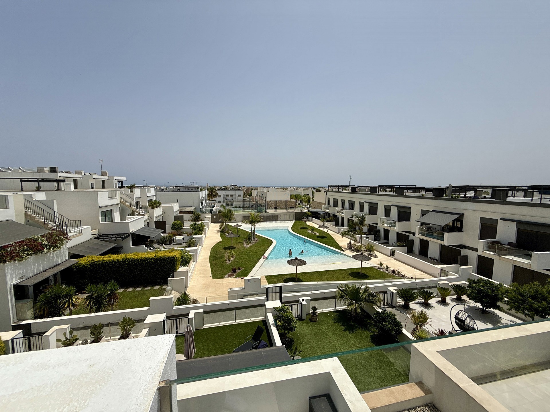 EXCLUSIVO ÁTICO DE 3 DORMITORIOS CON AMPLIA TERRAZA Y VISTAS AL MAR - Lotus Properties