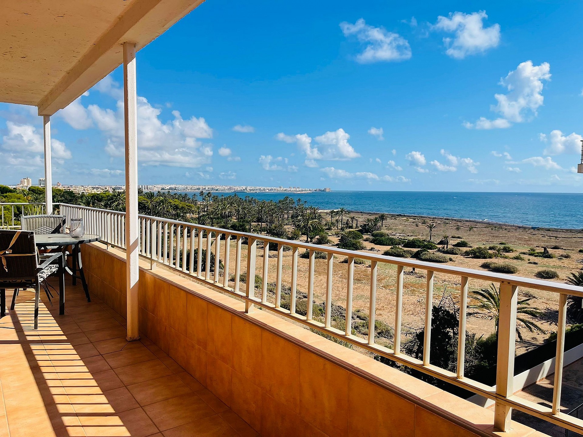 Apartamento en primera línea de Punta Prima con mágicas vistas al mar - Lotus Properties