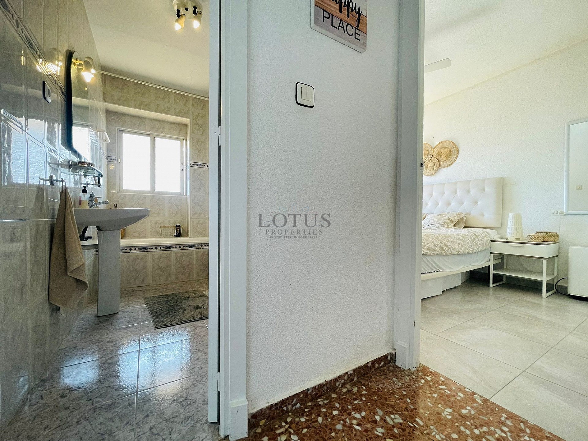 Apartamento en primera línea de Punta Prima con mágicas vistas al mar - Lotus Properties