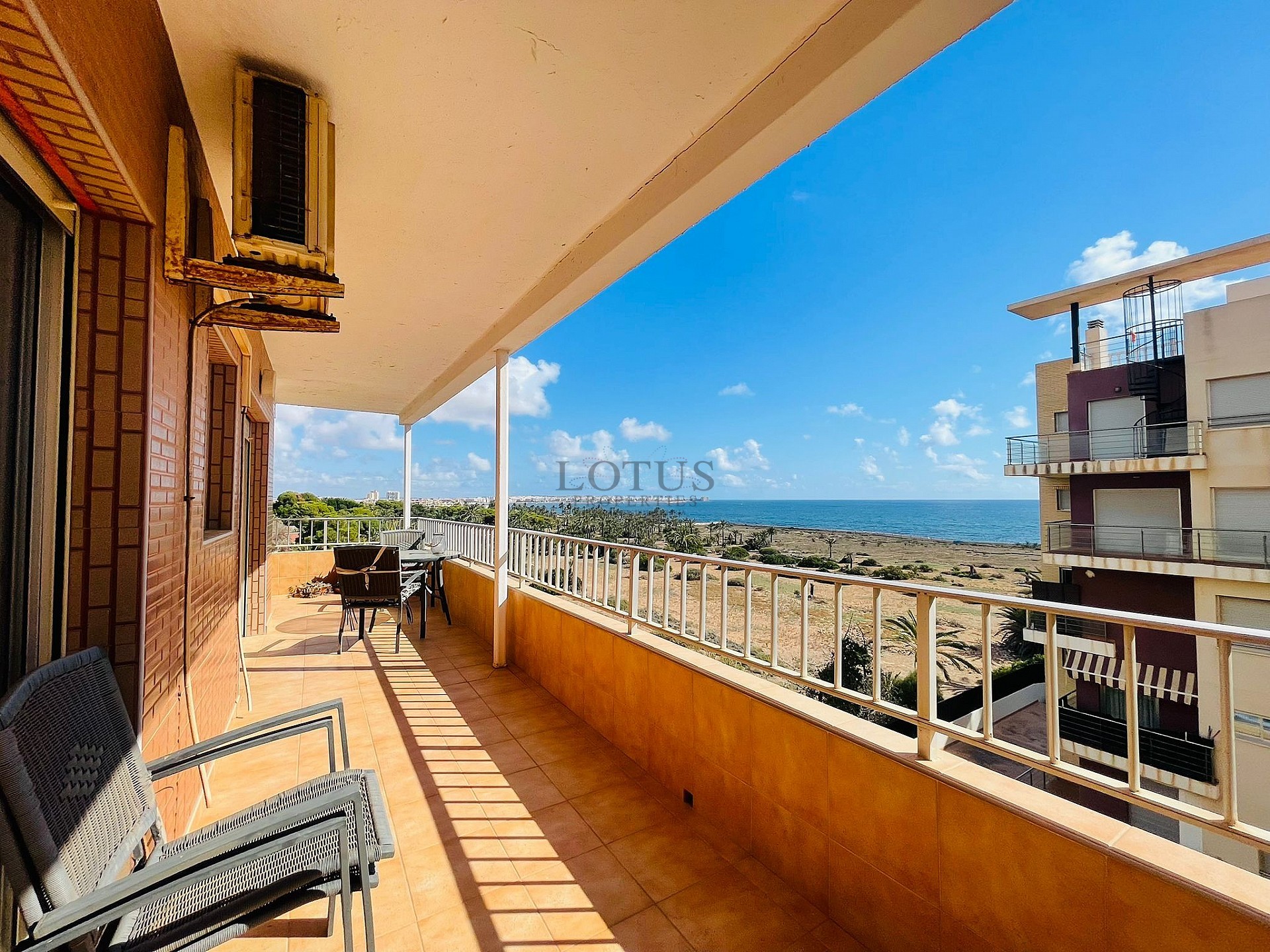 Apartamento en primera línea de Punta Prima con mágicas vistas al mar - Lotus Properties