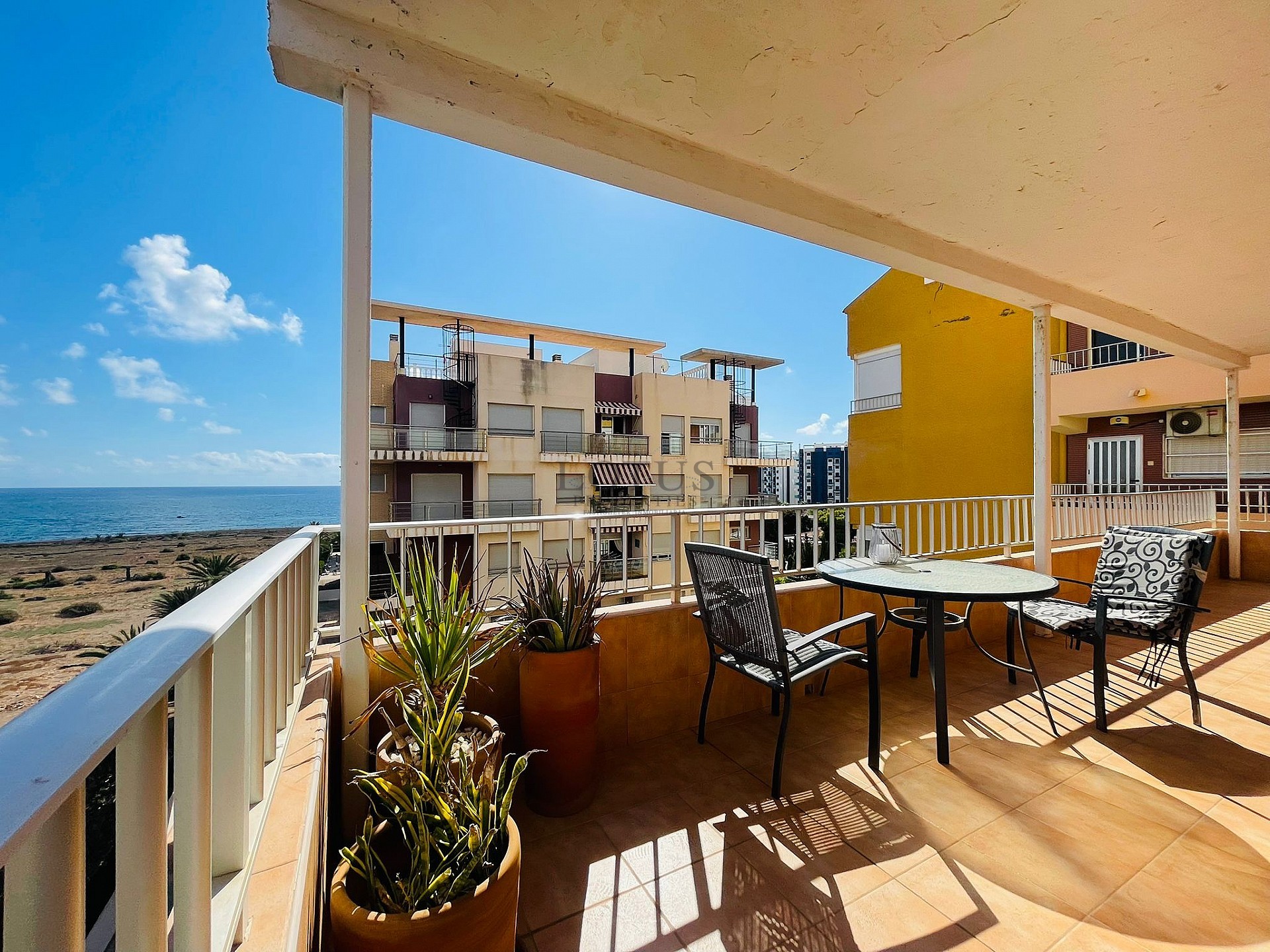 Apartamento en primera línea de Punta Prima con mágicas vistas al mar - Lotus Properties