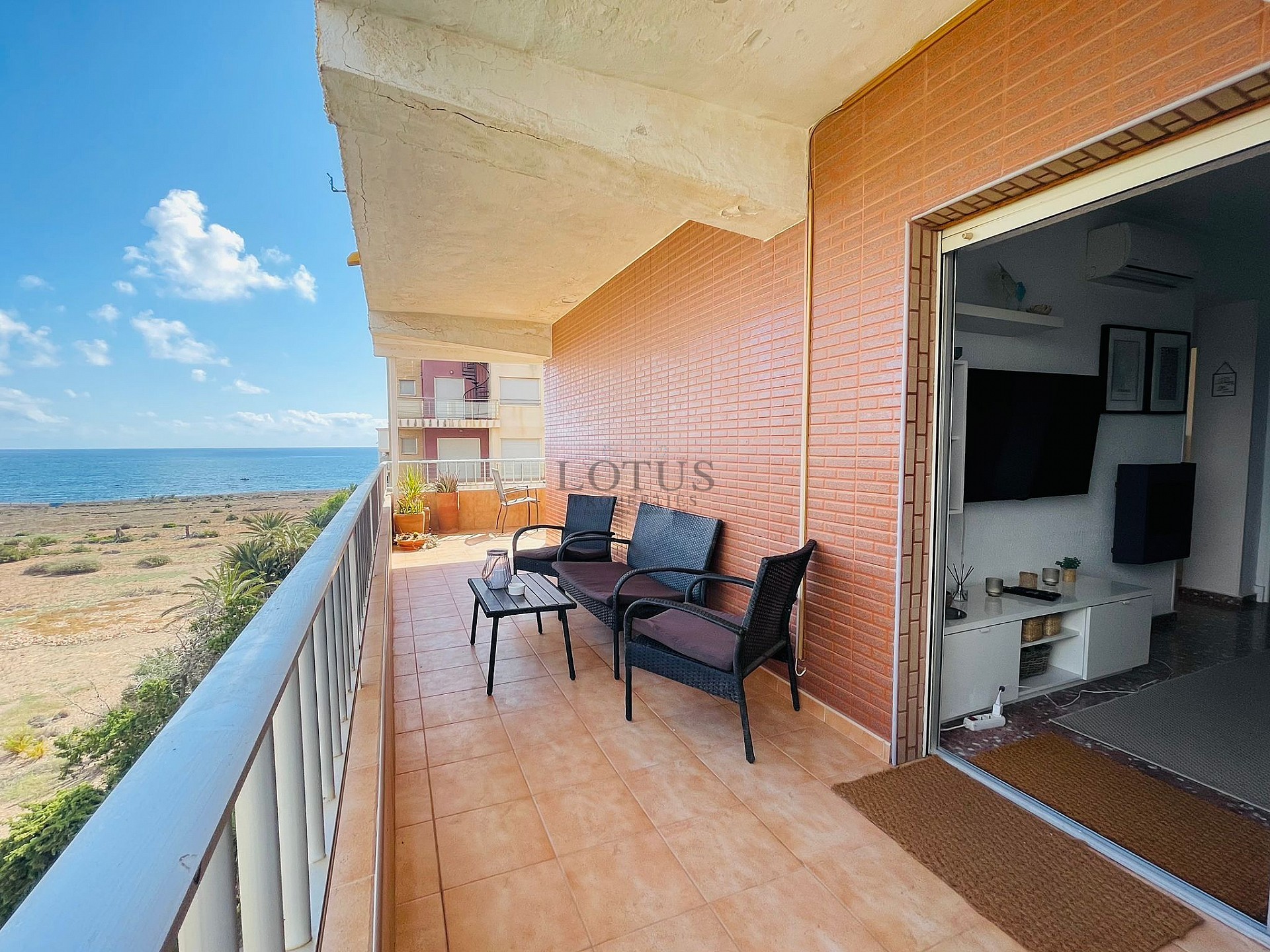 Apartamento en primera línea de Punta Prima con mágicas vistas al mar - Lotus Properties
