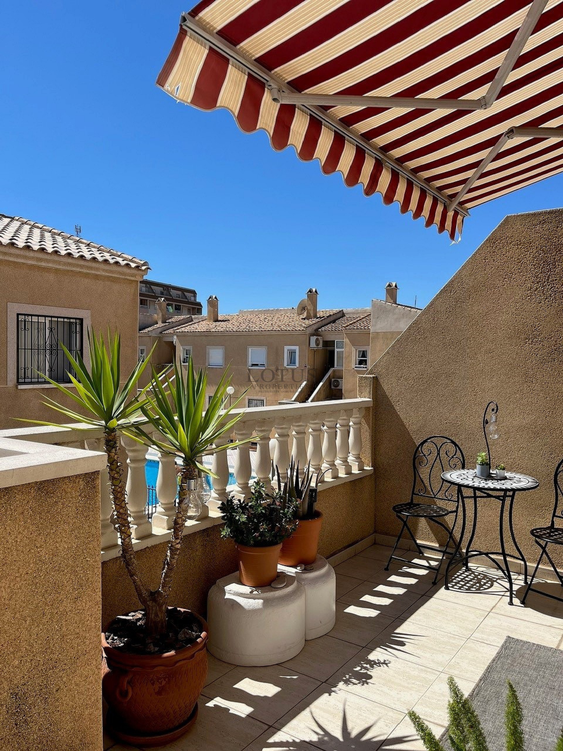 Bungalow en azotea con orientación sur y gran terraza cerca del centro de Torrevieja - Lotus Properties
