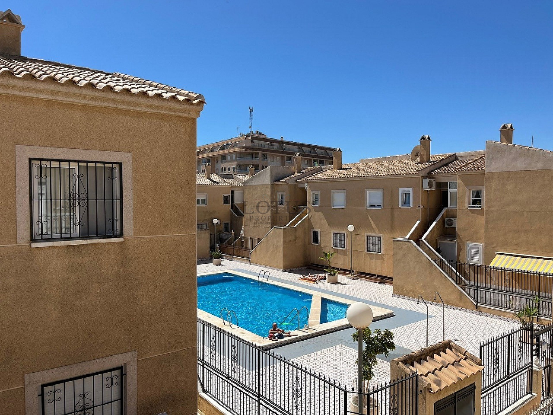 Bungalow en azotea con orientación sur y gran terraza cerca del centro de Torrevieja - Lotus Properties