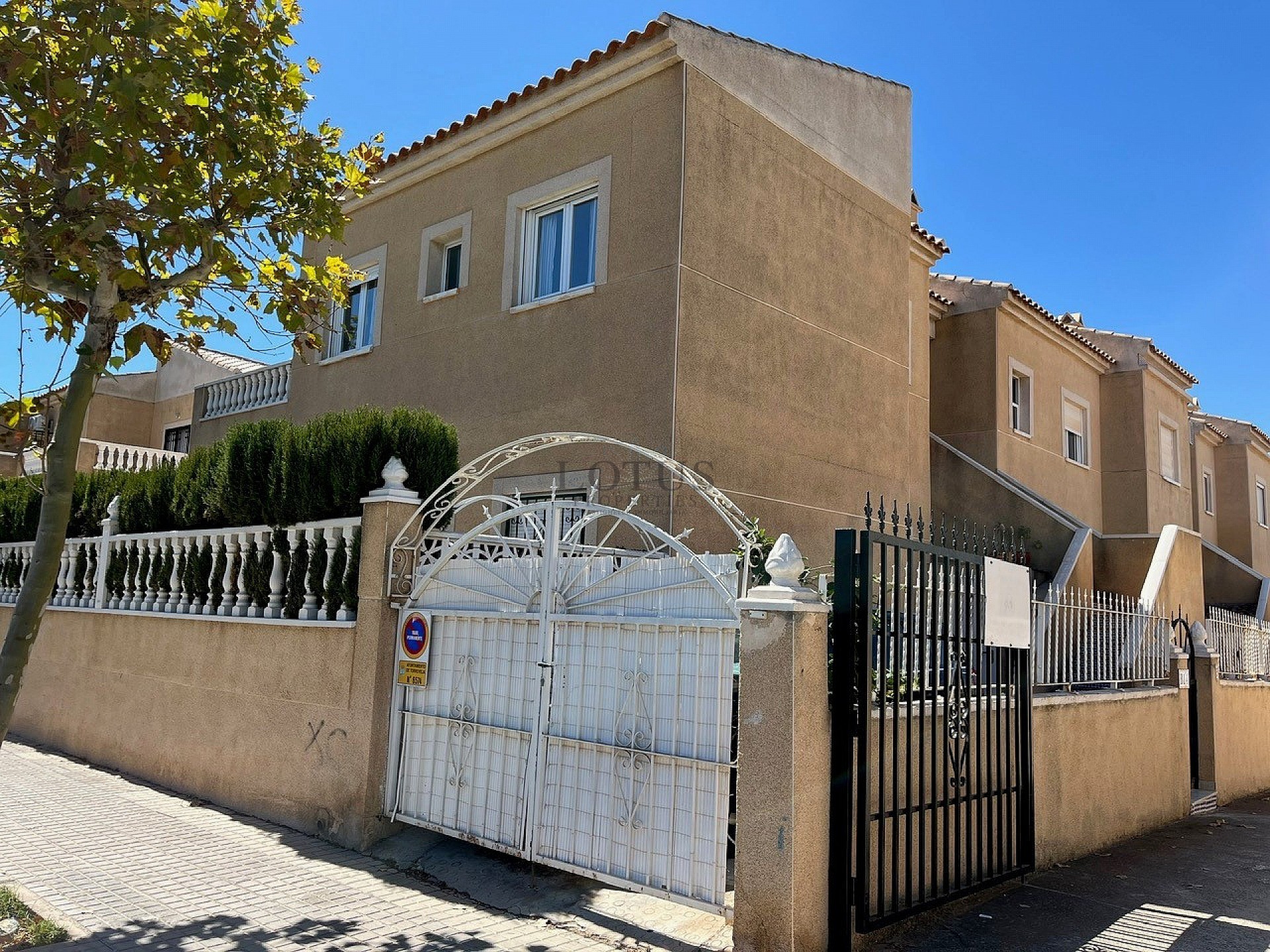Bungalow en azotea con orientación sur y gran terraza cerca del centro de Torrevieja - Lotus Properties