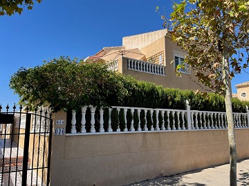 Södervänd tak bungalow med stor terrass nära Centrala Torrevieja - Lotus Properties
