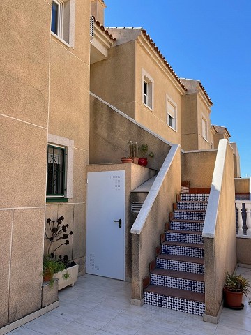Södervänd tak bungalow med stor terrass nära Centrala Torrevieja - Lotus Properties