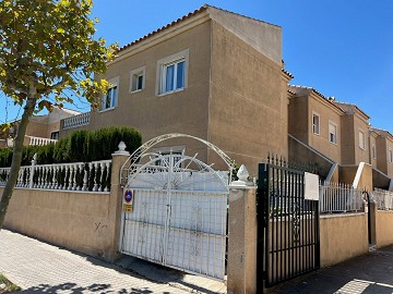 Södervänd tak bungalow med stor terrass nära Centrala Torrevieja - Lotus Properties