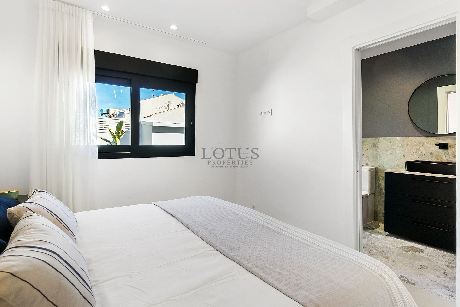 NYRENOVERAD PARHUS VILLA MED PRIVAT POOL I NATURSKÖNA EL CHAPARRAL - Lotus Properties