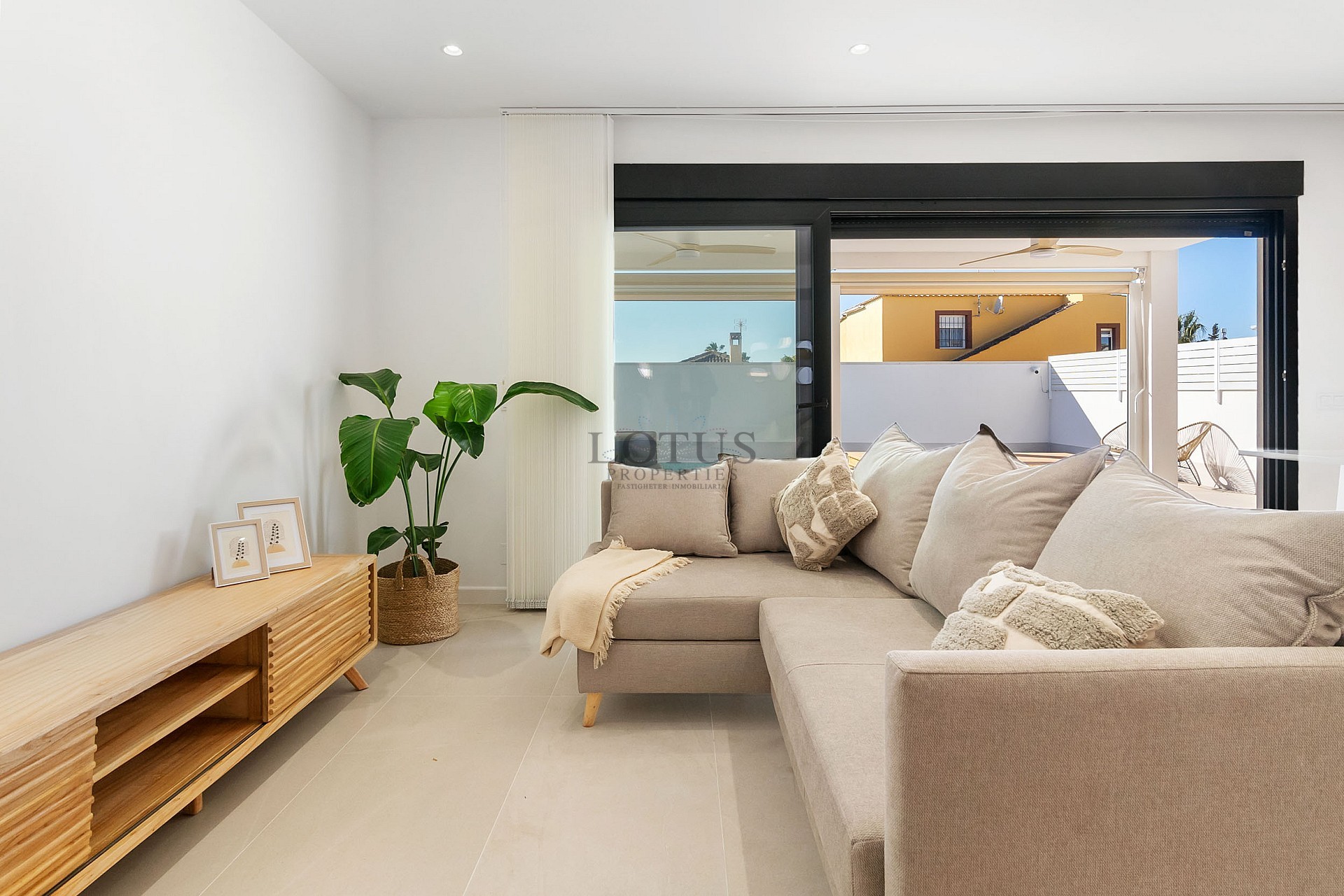 NYRENOVERAD PARHUS VILLA MED PRIVAT POOL I NATURSKÖNA EL CHAPARRAL - Lotus Properties