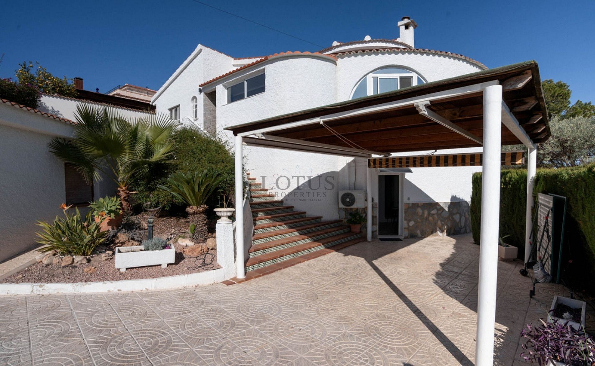 Gerenoveerde villa met 5 slaapkamers en 3 badkamers gastenappartement in het prachtige Ciudad Quesada met toeristenvergunning - Lotus Properties