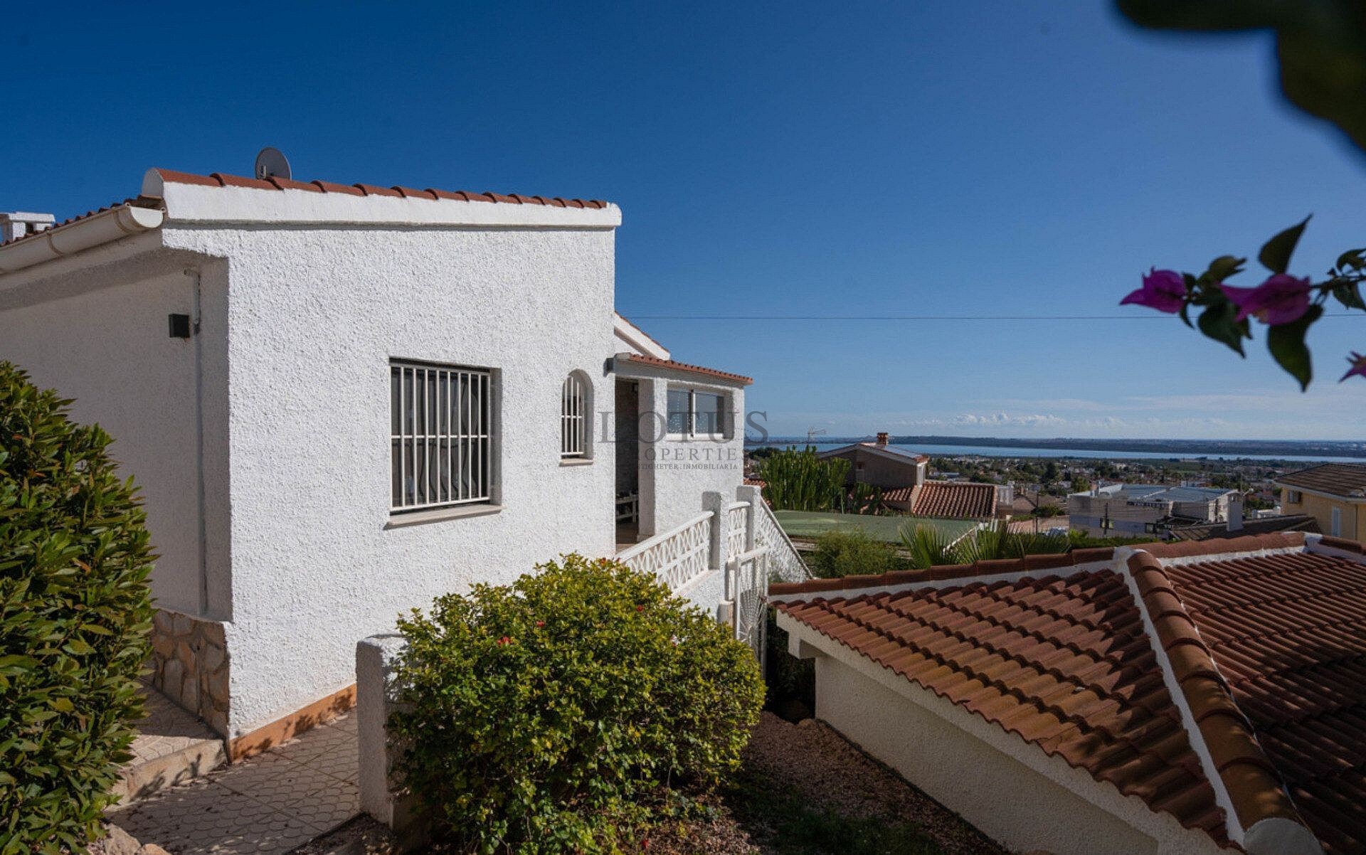 Gerenoveerde villa met 5 slaapkamers en 3 badkamers gastenappartement in het prachtige Ciudad Quesada met toeristenvergunning - Lotus Properties