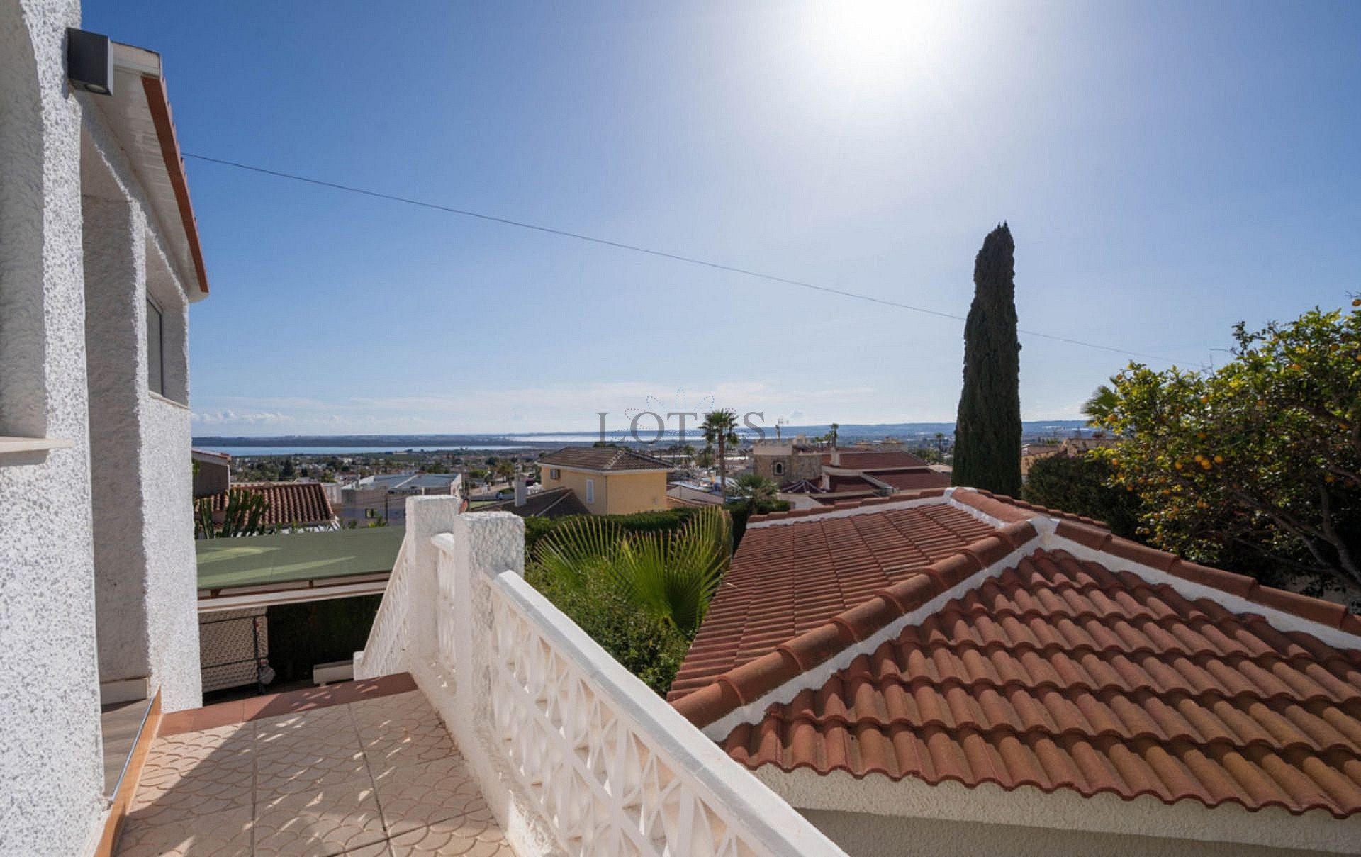 Gerenoveerde villa met 5 slaapkamers en 3 badkamers gastenappartement in het prachtige Ciudad Quesada met toeristenvergunning - Lotus Properties