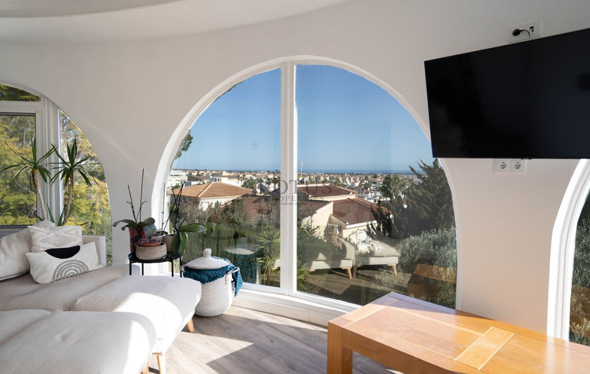 Gerenoveerde villa met 5 slaapkamers en 3 badkamers gastenappartement in het prachtige Ciudad Quesada met toeristenvergunning - Lotus Properties