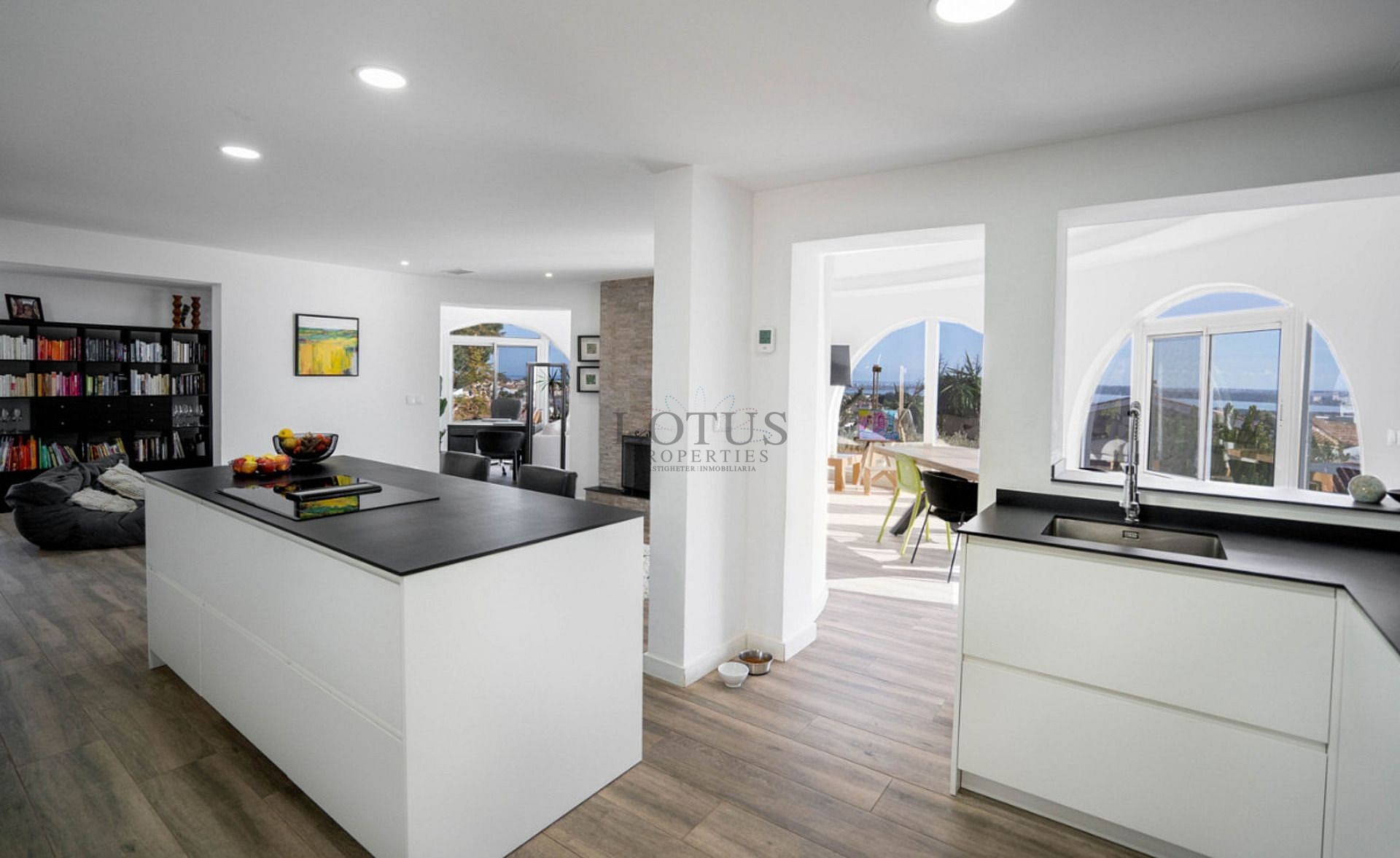 Gerenoveerde villa met 5 slaapkamers en 3 badkamers gastenappartement in het prachtige Ciudad Quesada met toeristenvergunning - Lotus Properties