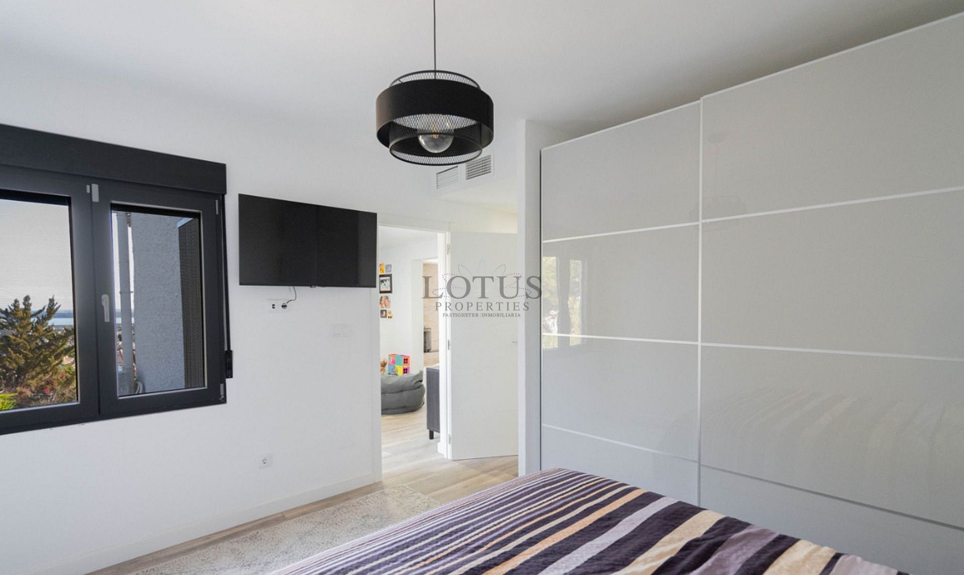 Gerenoveerde villa met 5 slaapkamers en 3 badkamers gastenappartement in het prachtige Ciudad Quesada met toeristenvergunning - Lotus Properties