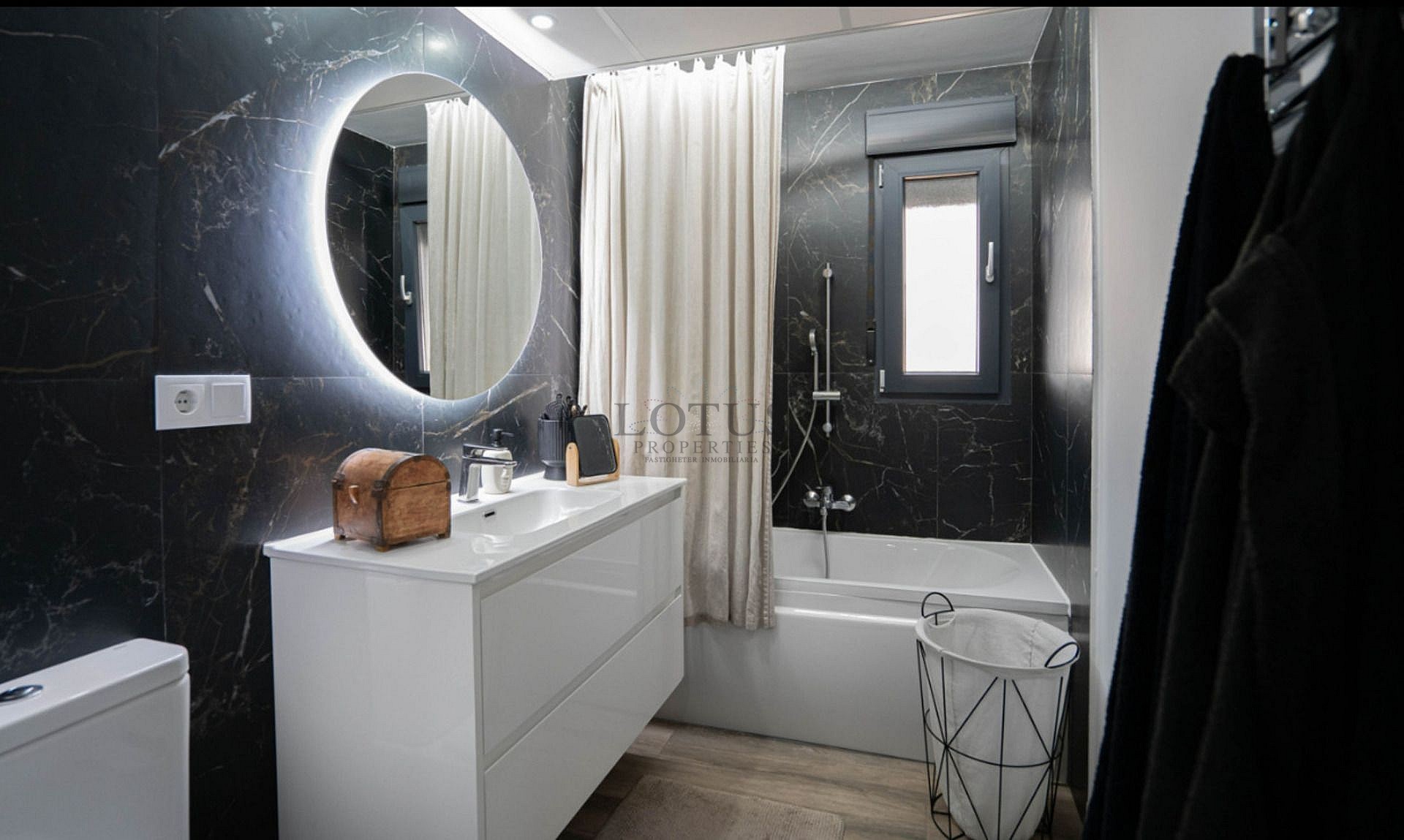 Gerenoveerde villa met 5 slaapkamers en 3 badkamers gastenappartement in het prachtige Ciudad Quesada met toeristenvergunning - Lotus Properties