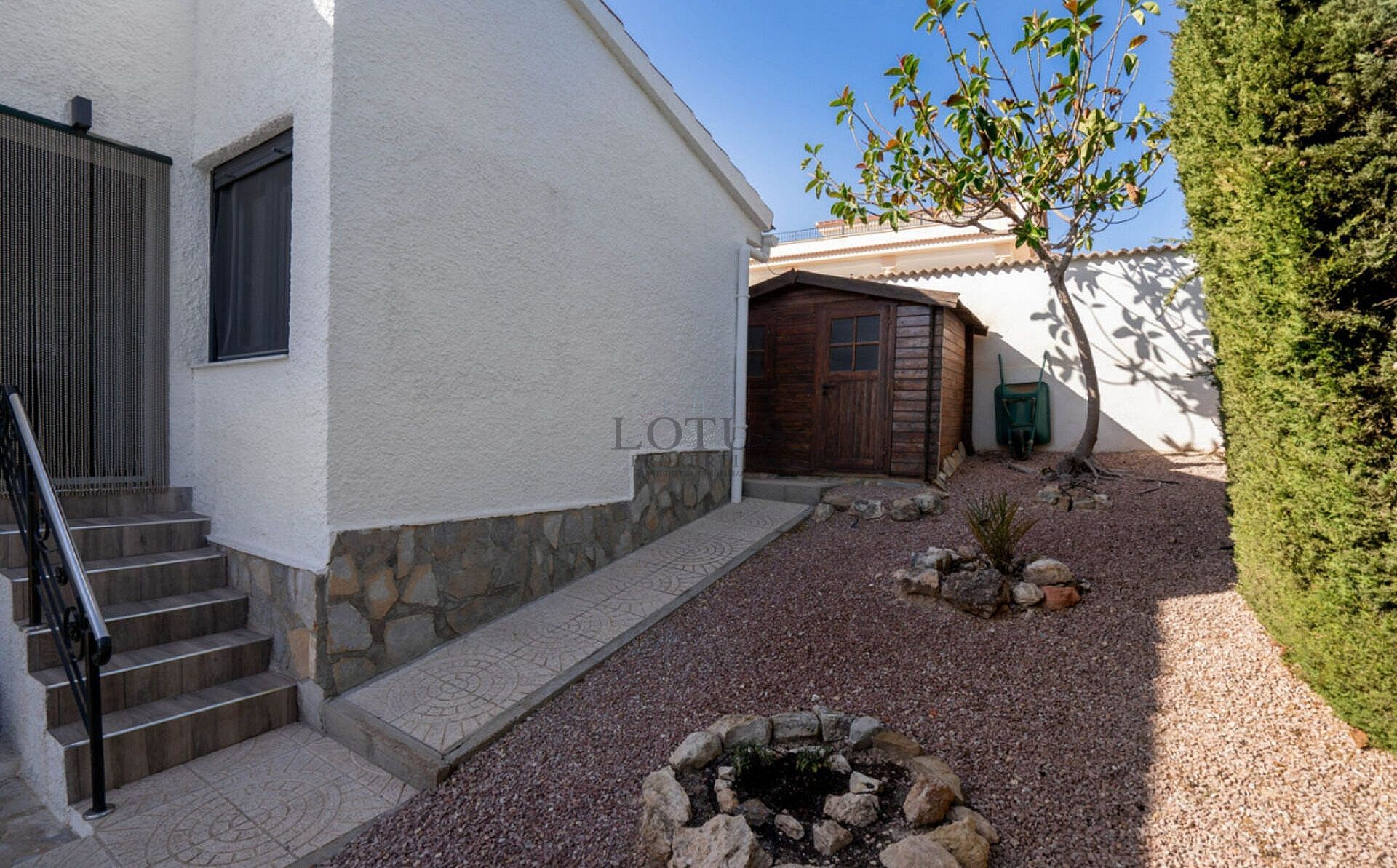 Gerenoveerde villa met 5 slaapkamers en 3 badkamers gastenappartement in het prachtige Ciudad Quesada met toeristenvergunning - Lotus Properties