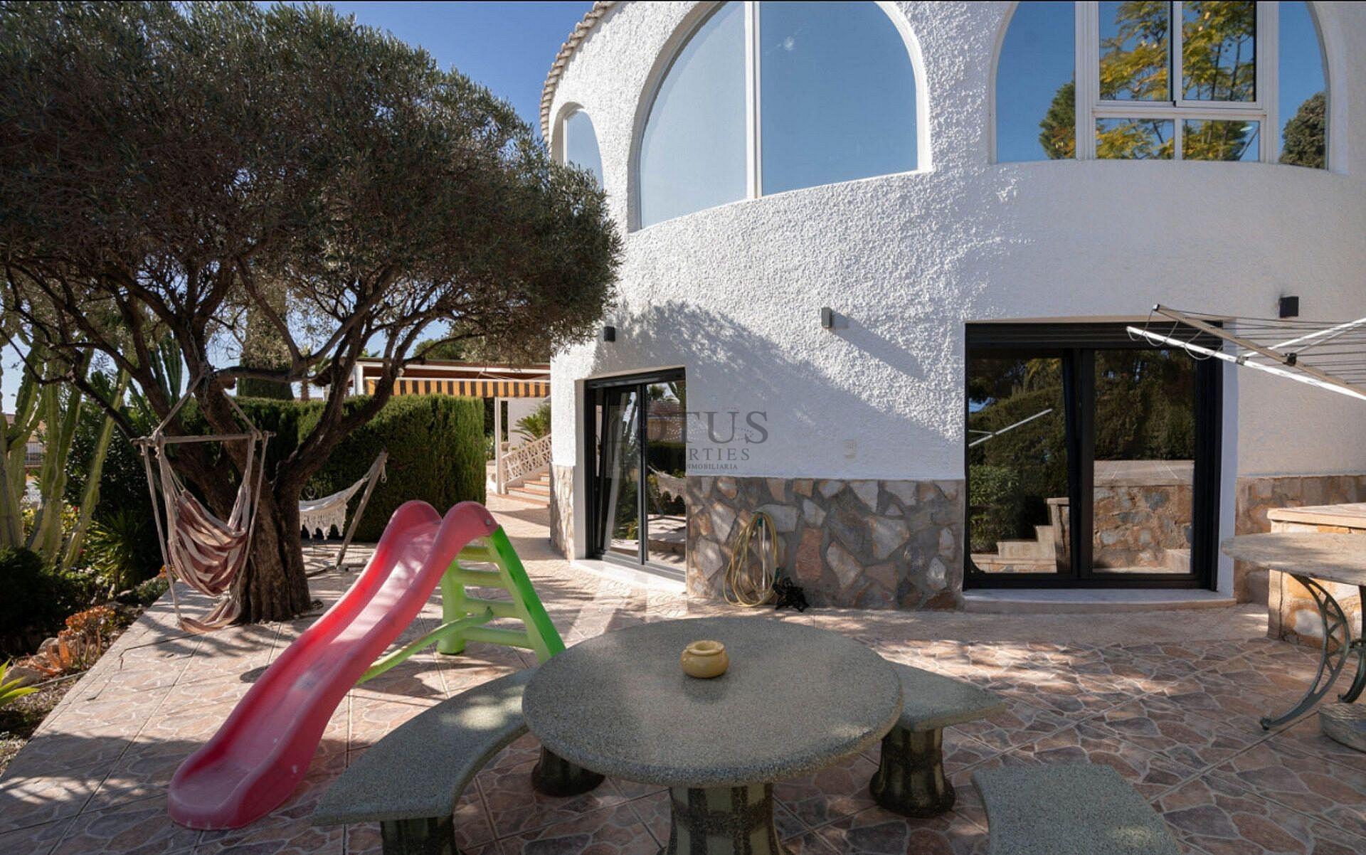 Gerenoveerde villa met 5 slaapkamers en 3 badkamers gastenappartement in het prachtige Ciudad Quesada met toeristenvergunning - Lotus Properties