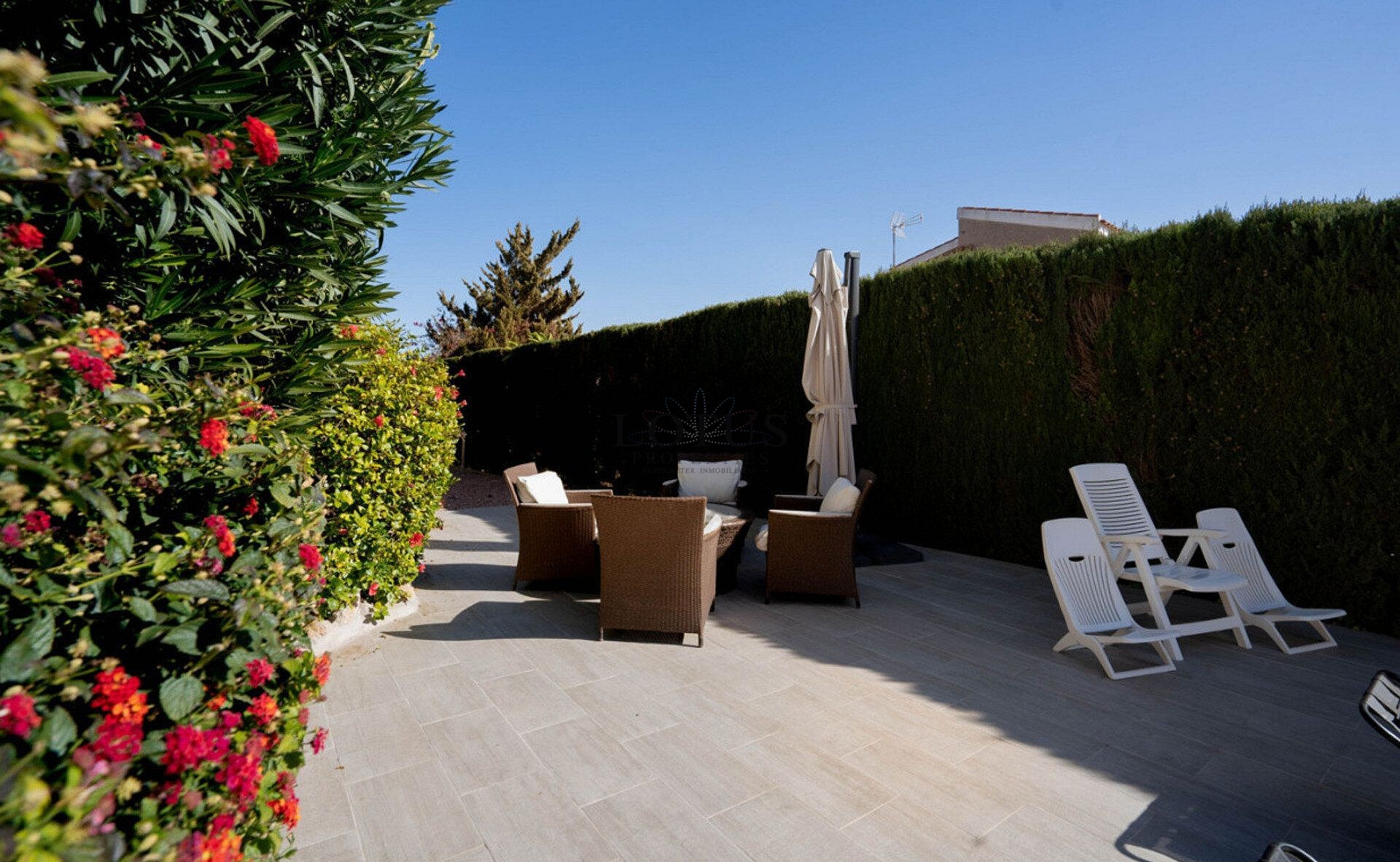 Gerenoveerde villa met 5 slaapkamers en 3 badkamers gastenappartement in het prachtige Ciudad Quesada met toeristenvergunning - Lotus Properties