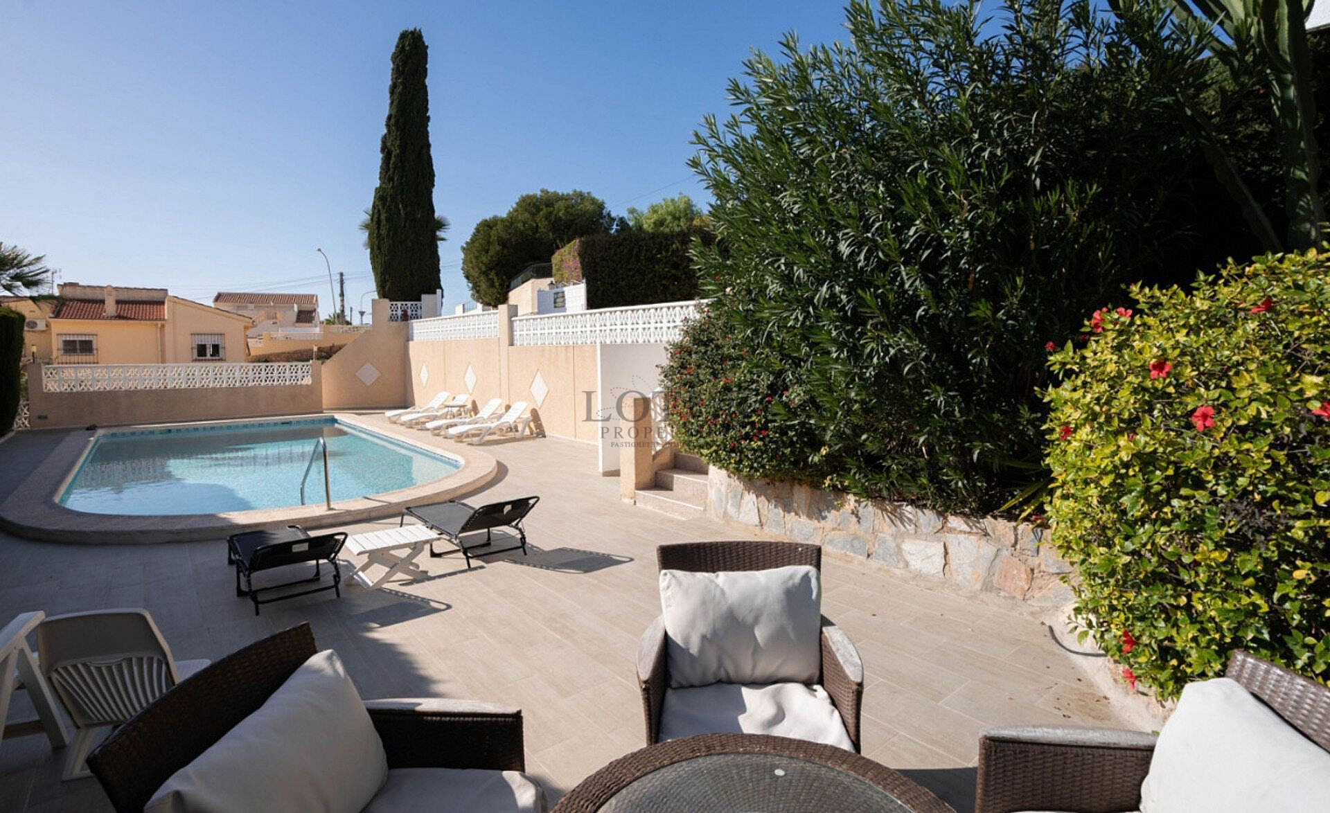 Gerenoveerde villa met 5 slaapkamers en 3 badkamers gastenappartement in het prachtige Ciudad Quesada met toeristenvergunning - Lotus Properties